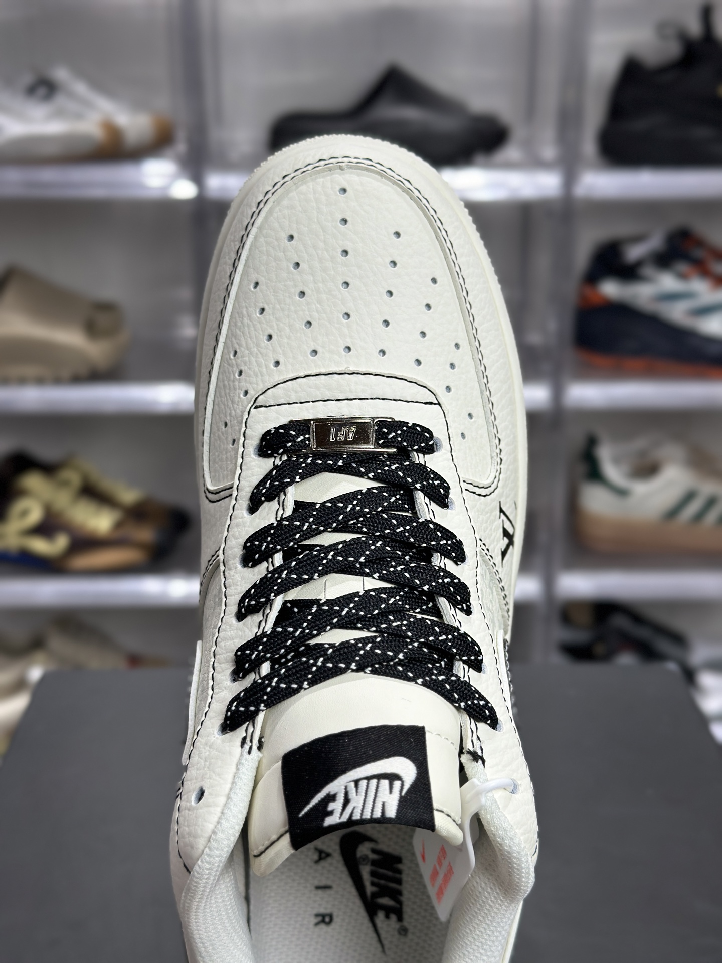 LV×Nike 联名空军 米白黑勾款