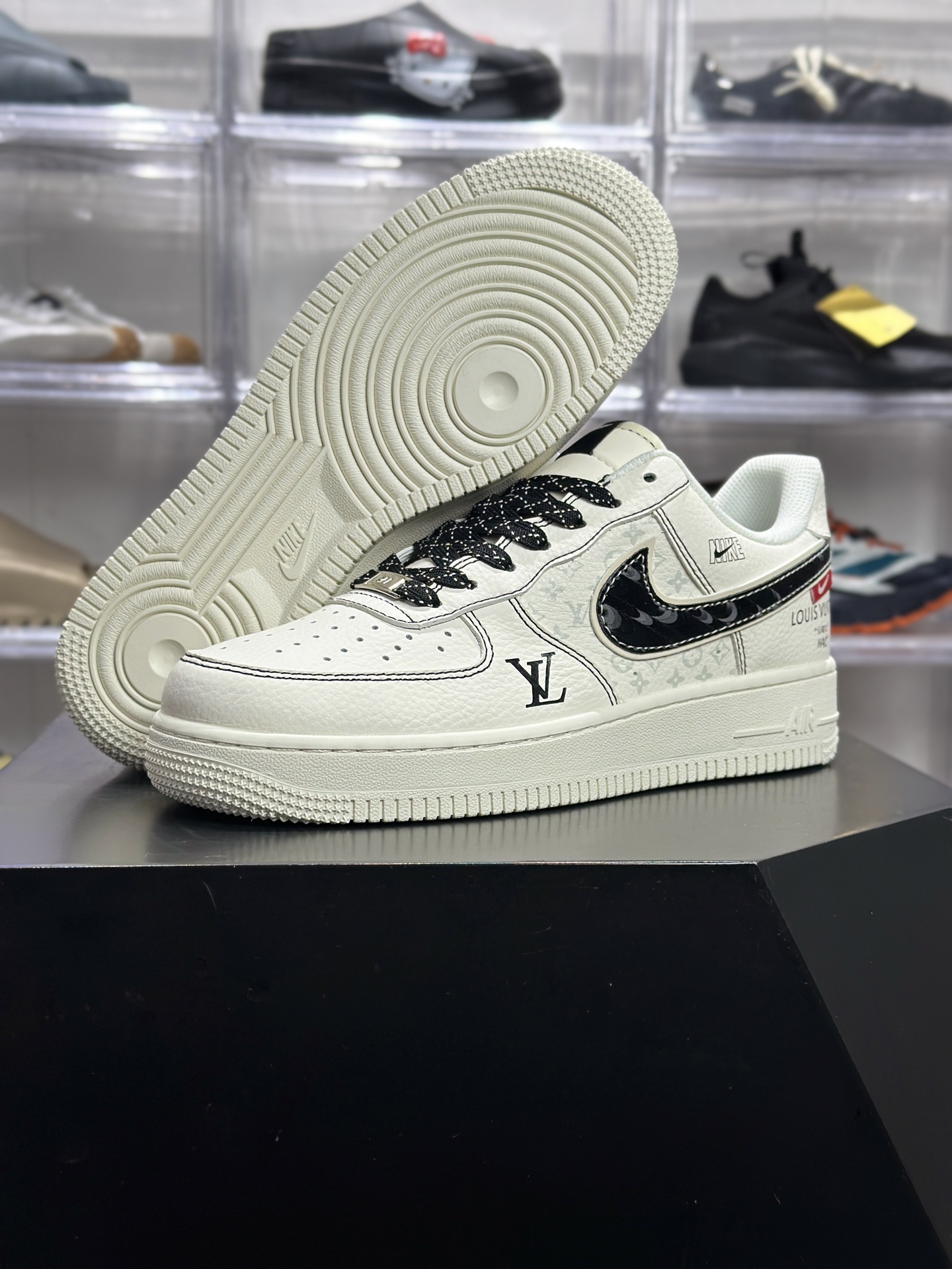 LV×Nike 联名空军 米白黑勾款
