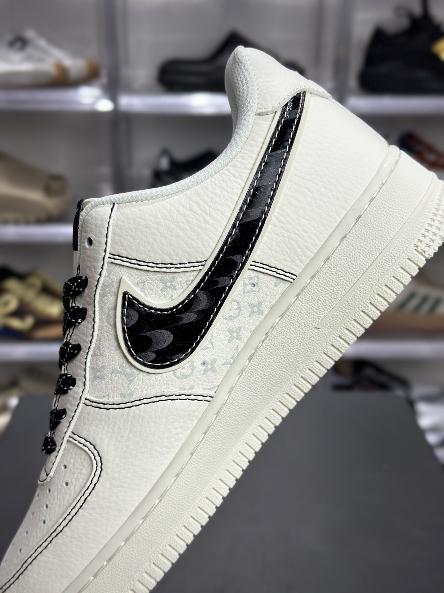 LV×Nike 联名空军 米白黑勾款