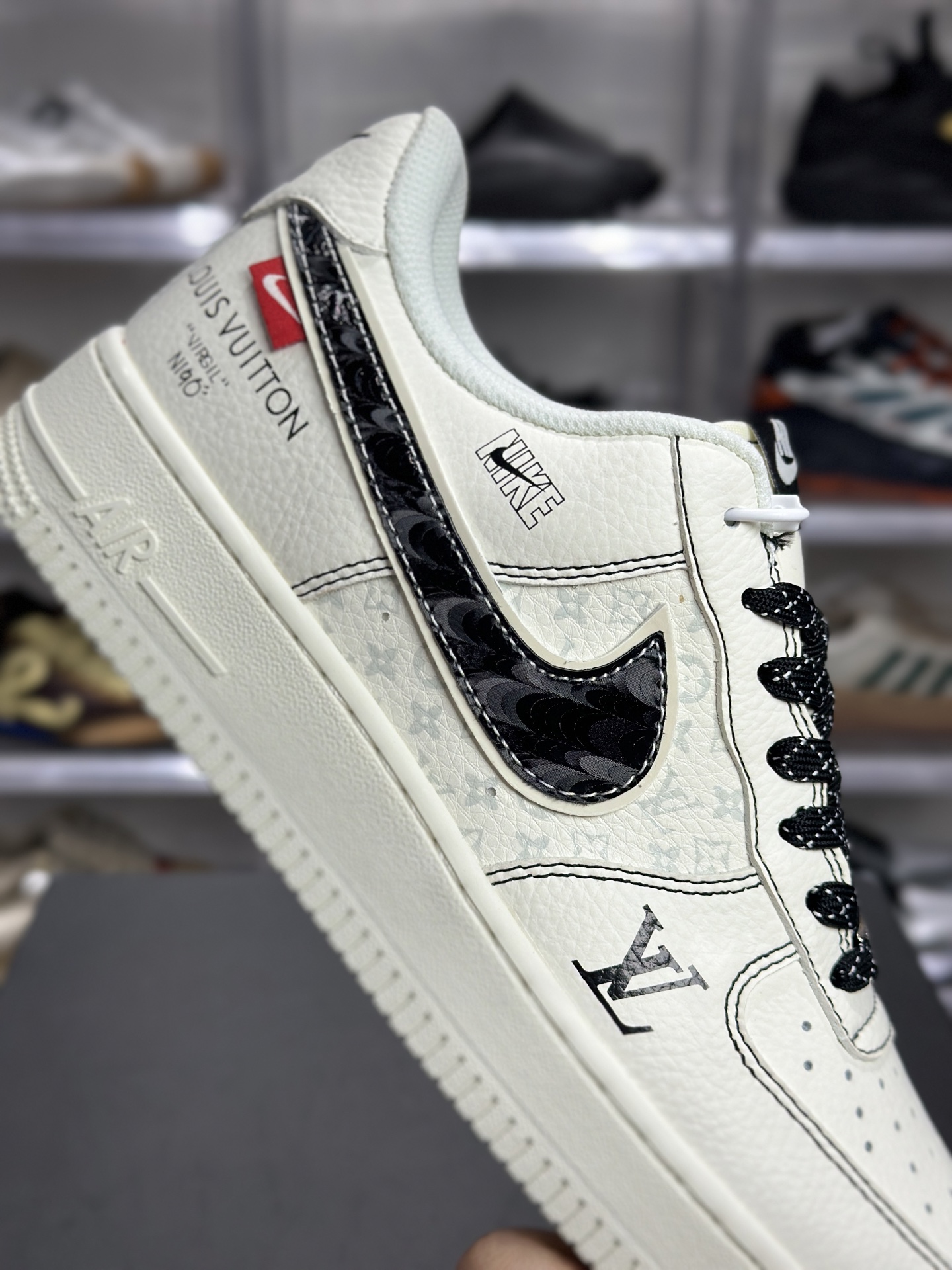 LV×Nike 联名空军 米白黑勾款