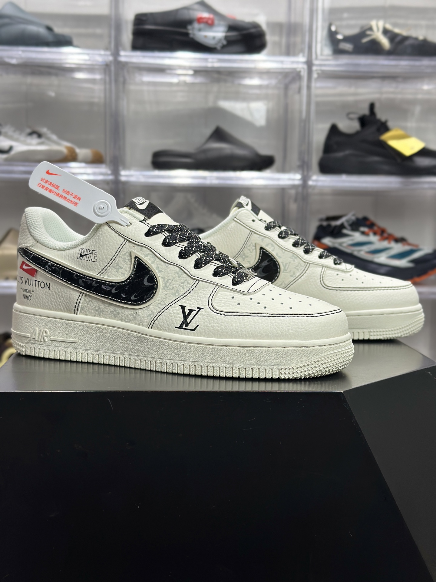 LV×Nike 联名空军 米白黑勾款