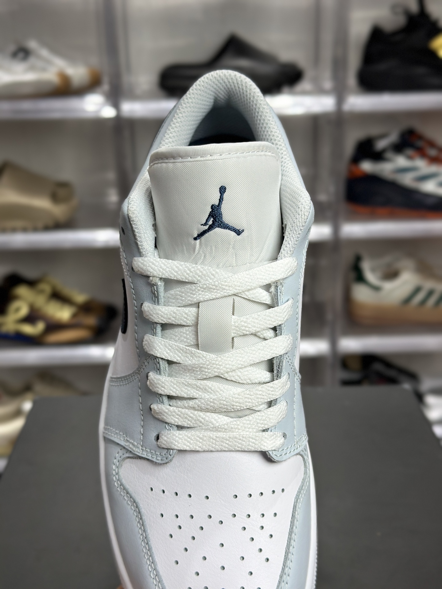 Air Jordan 1 Low AJ1 低帮 浅蓝白休闲板鞋 553558-400-莆田鞋,莆田鞋货源,高仿鞋,高仿鞋货源,安福档口,莆田高仿鞋,莆田鞋批发,高仿鞋批发,莆田高仿运动鞋,高仿运动鞋,莆田运动鞋 Air Jordan 1 Low AJ1 低帮 浅蓝白休闲板鞋 553558-400