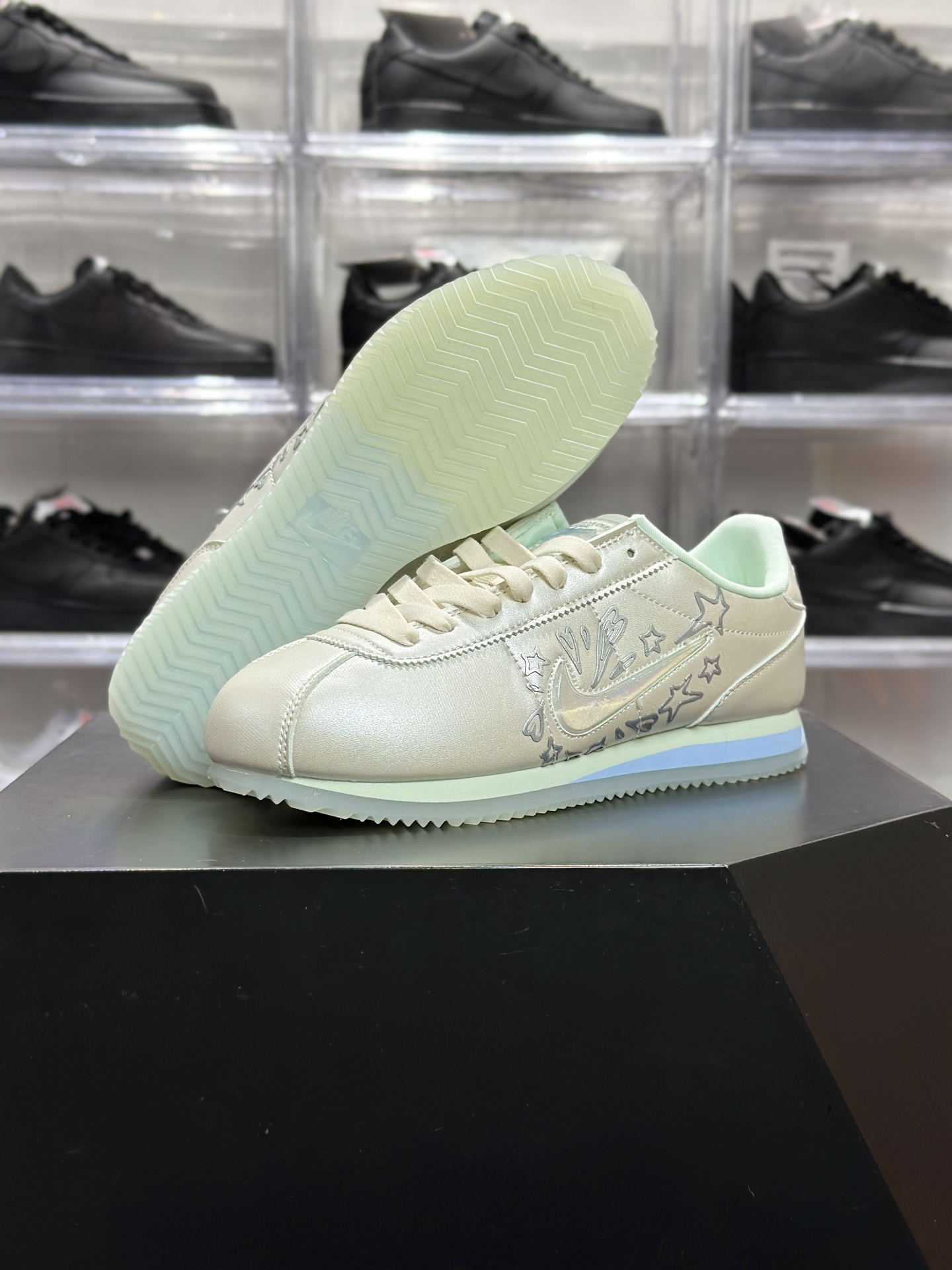 Nike Cortez 幻彩星星复古阿甘鞋 LU0528-114-莆田鞋,莆田鞋货源,高仿鞋,高仿鞋货源,安福档口,莆田高仿鞋,莆田鞋批发,高仿鞋批发,莆田高仿运动鞋,高仿运动鞋,莆田运动鞋 Nike Cortez 幻彩星星复古阿甘鞋 LU0528-114