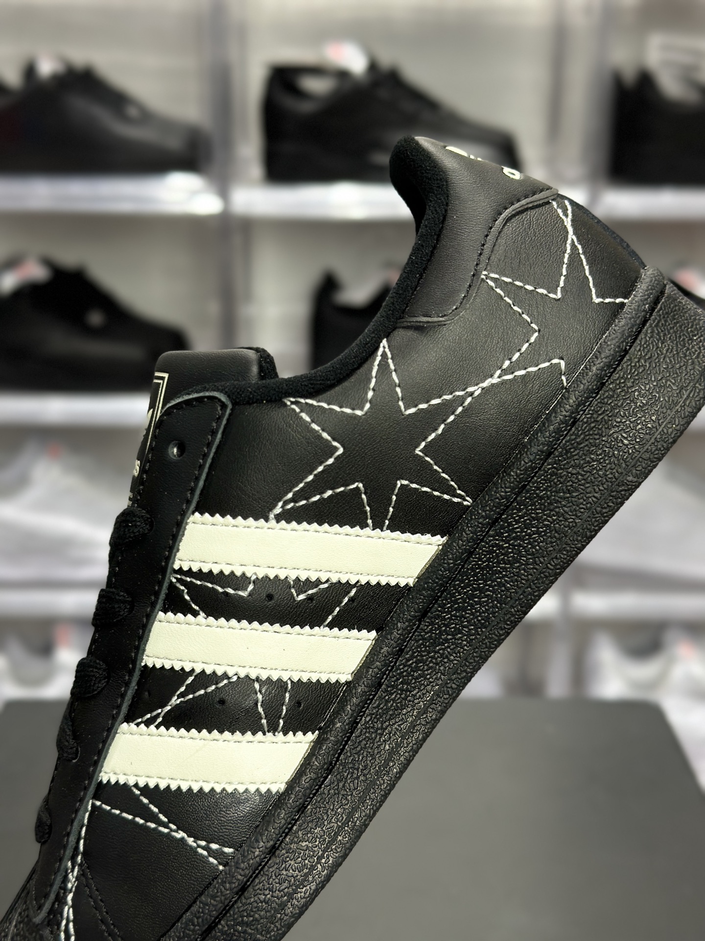 180 adidas Superstar 黑星印花贝壳头板鞋