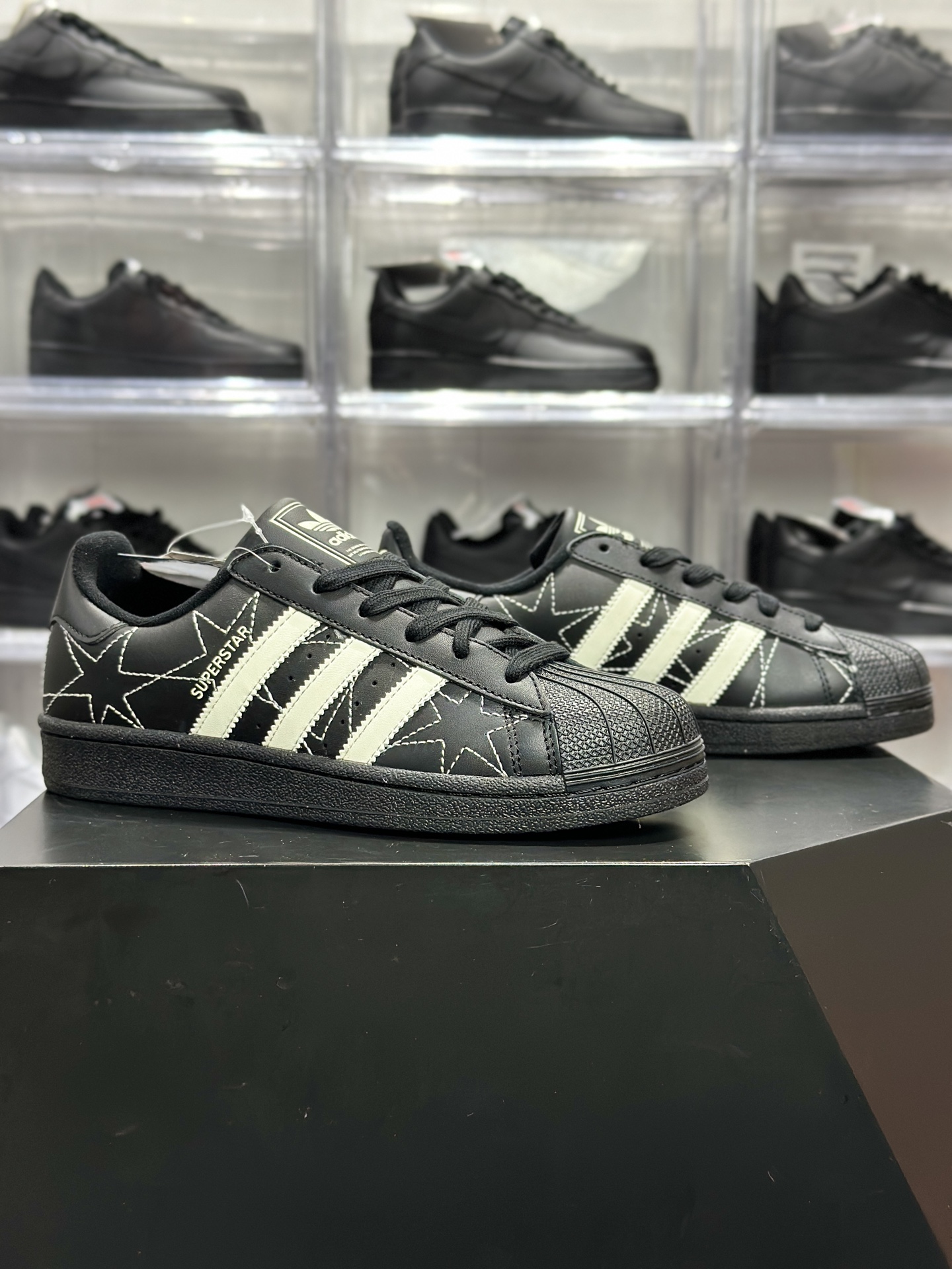 180 adidas Superstar 黑星印花贝壳头板鞋