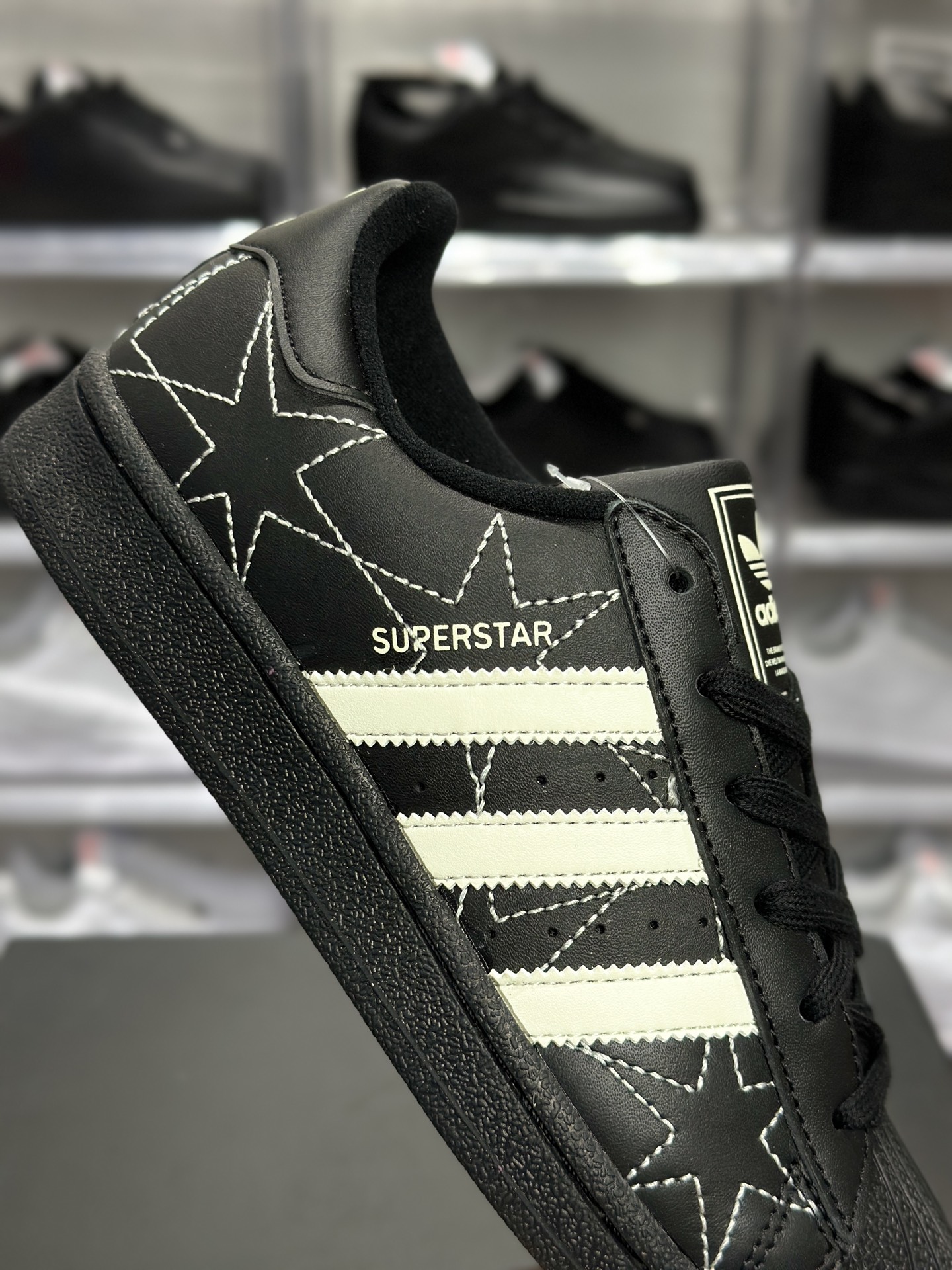 180 adidas Superstar 黑星印花贝壳头板鞋