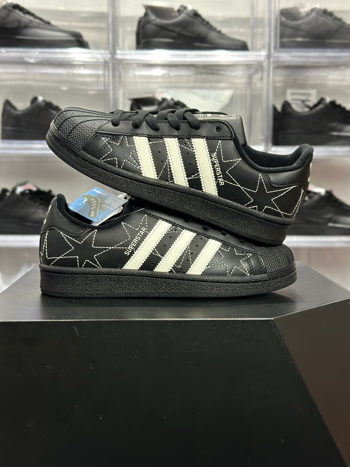 180 adidas Superstar 黑星印花贝壳头板鞋