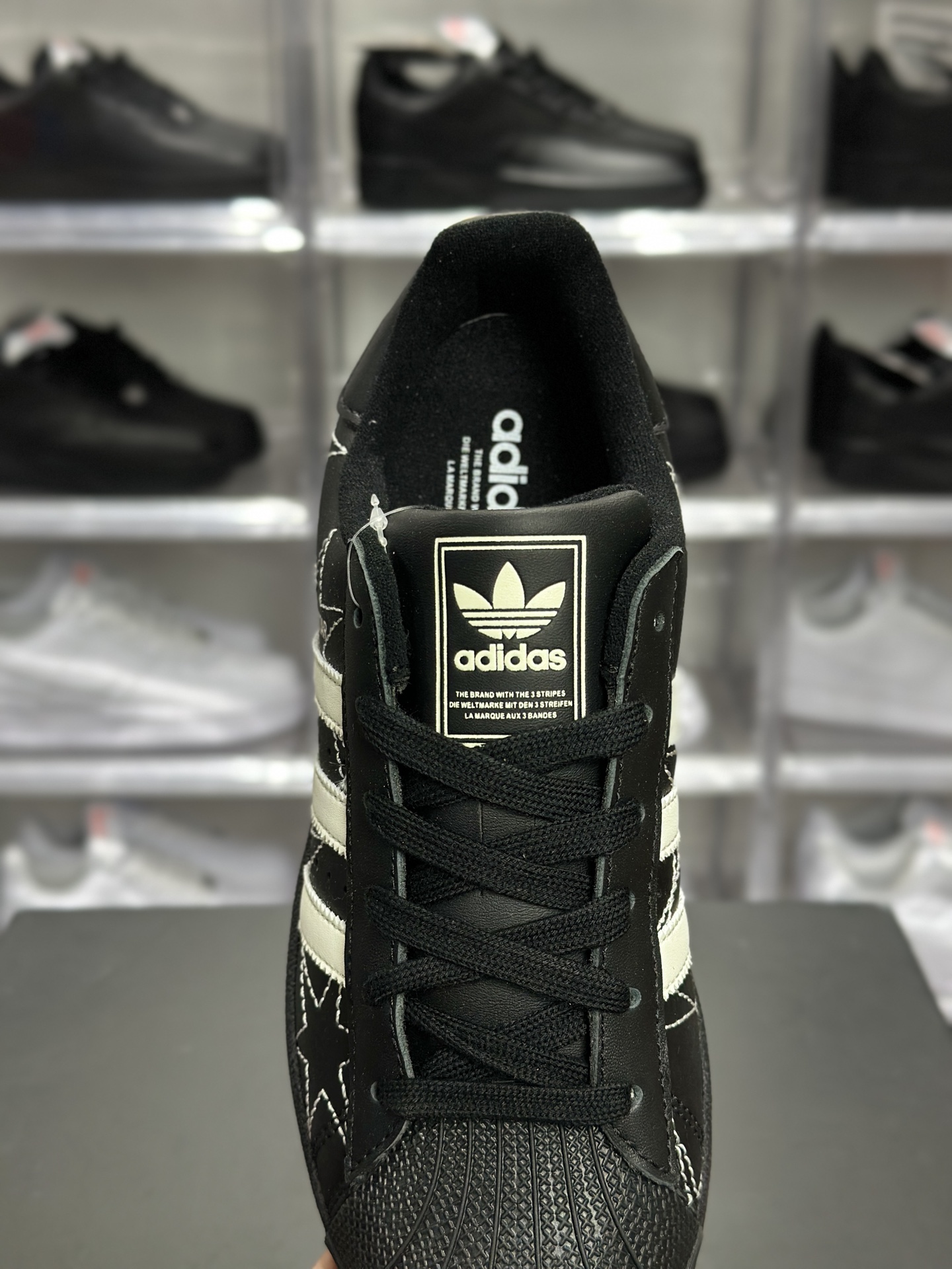 180 adidas Superstar 黑星印花贝壳头板鞋