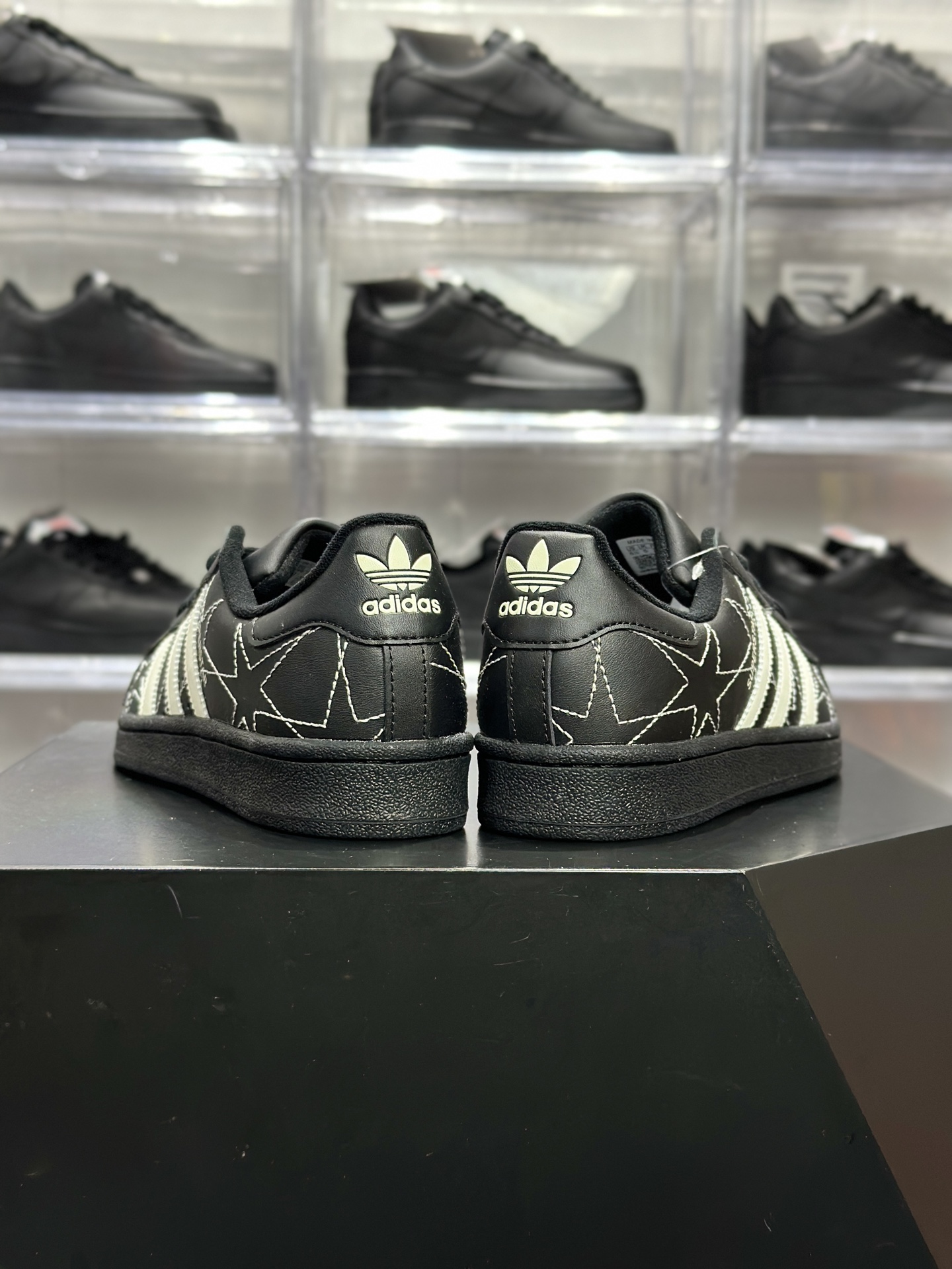 180 adidas Superstar 黑星印花贝壳头板鞋