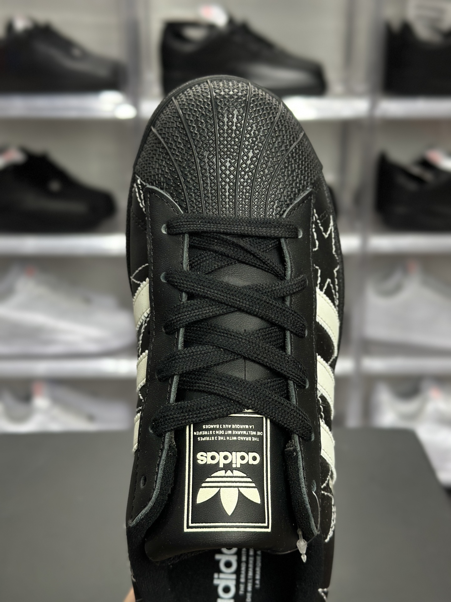 180 adidas Superstar 黑星印花贝壳头板鞋