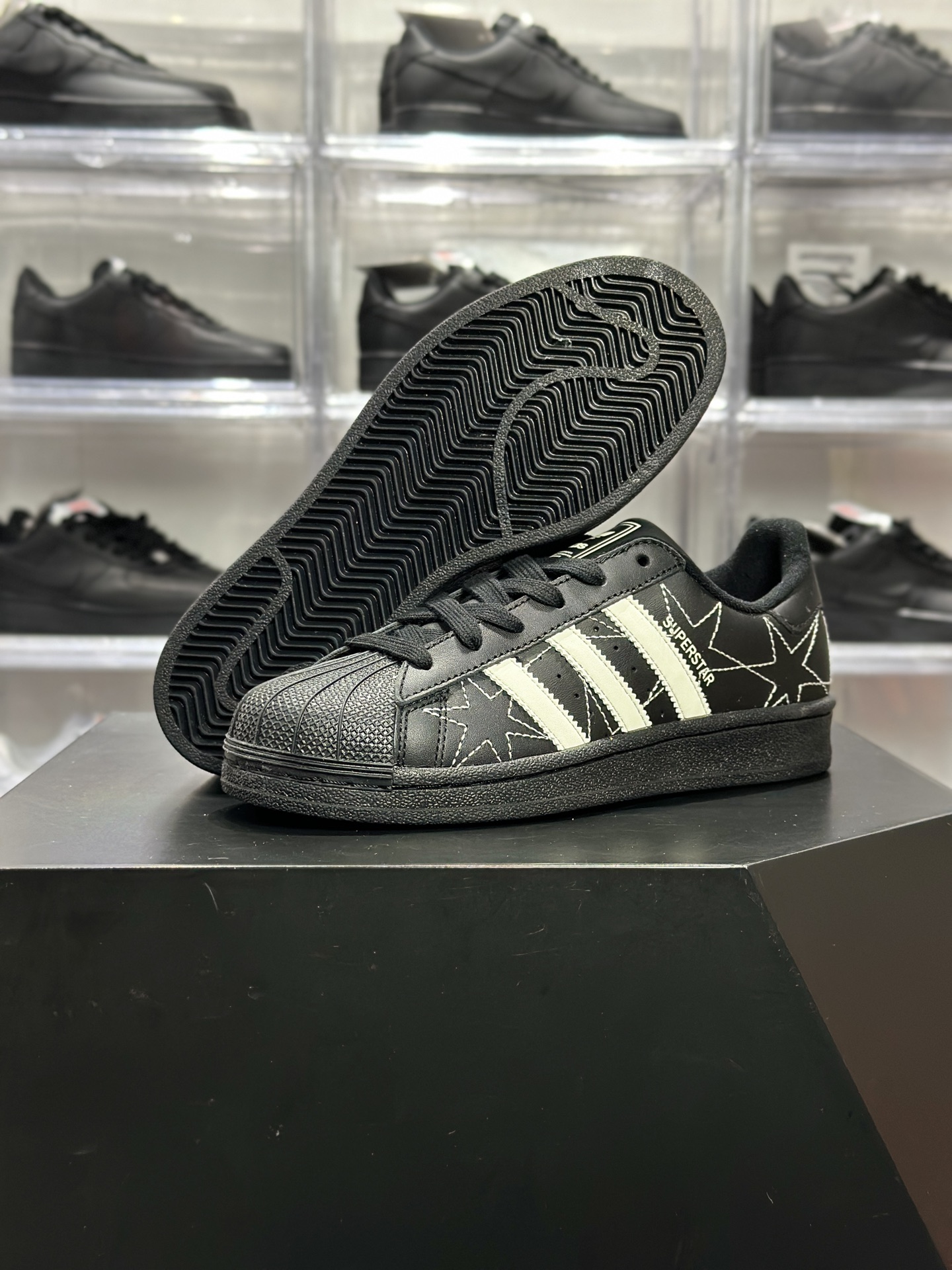 180 adidas Superstar 黑星印花贝壳头板鞋