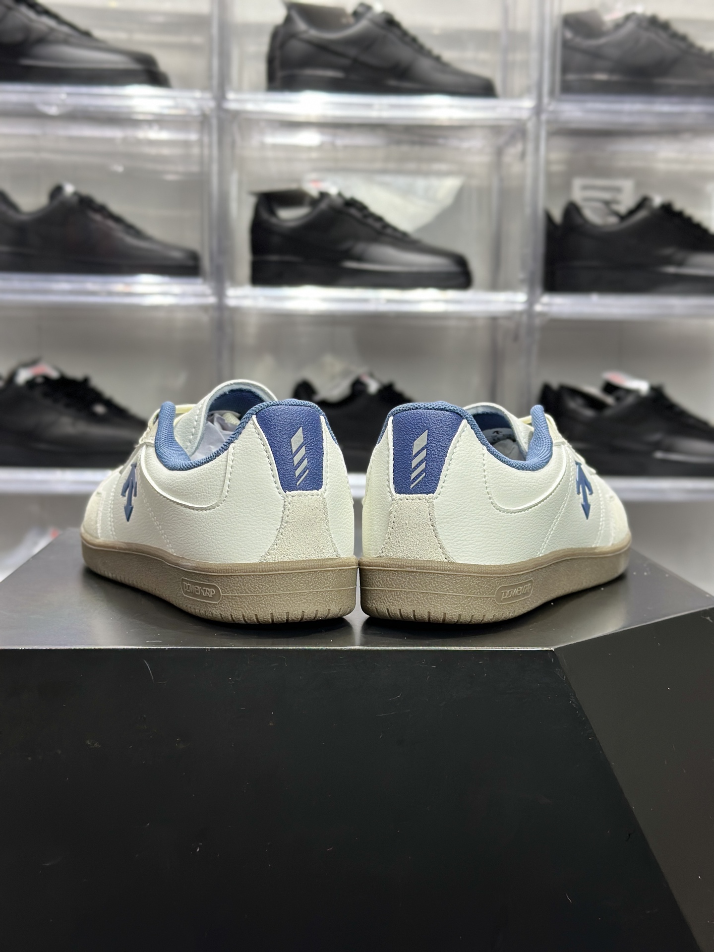 180 Undercover Edge Court 迪桑特 浅蓝箭头休闲板鞋 SQ323LSN73