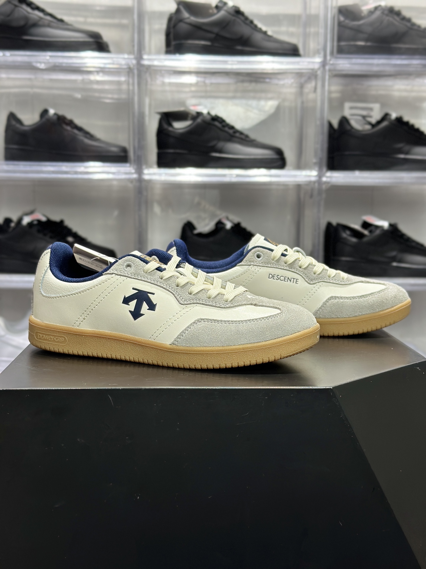 180 Undercover Edge Court Retro 迪桑特藏蓝箭头复古板鞋 SP123LSN11