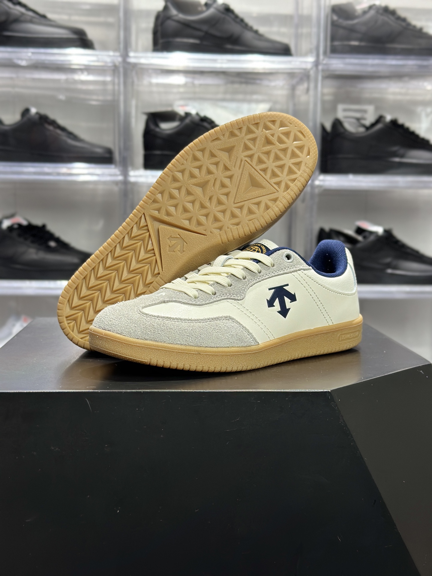 180 Undercover Edge Court Retro 迪桑特藏蓝箭头复古板鞋 SP123LSN11