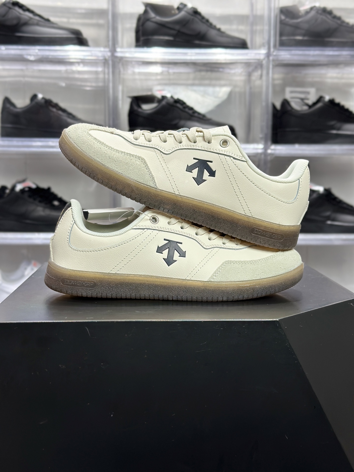 180 Undercover Edge Court Classy 迪桑特 黑标米白极简板鞋 SQ323LSN75