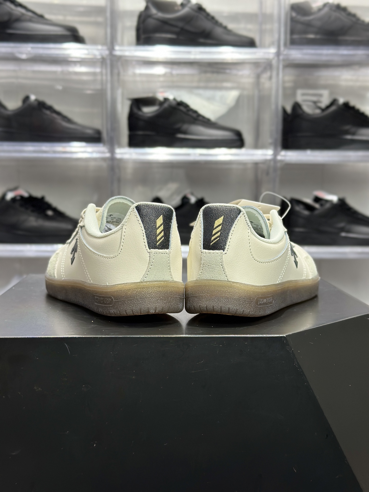 180 Undercover Edge Court Classy 迪桑特 黑标米白极简板鞋 SQ323LSN75