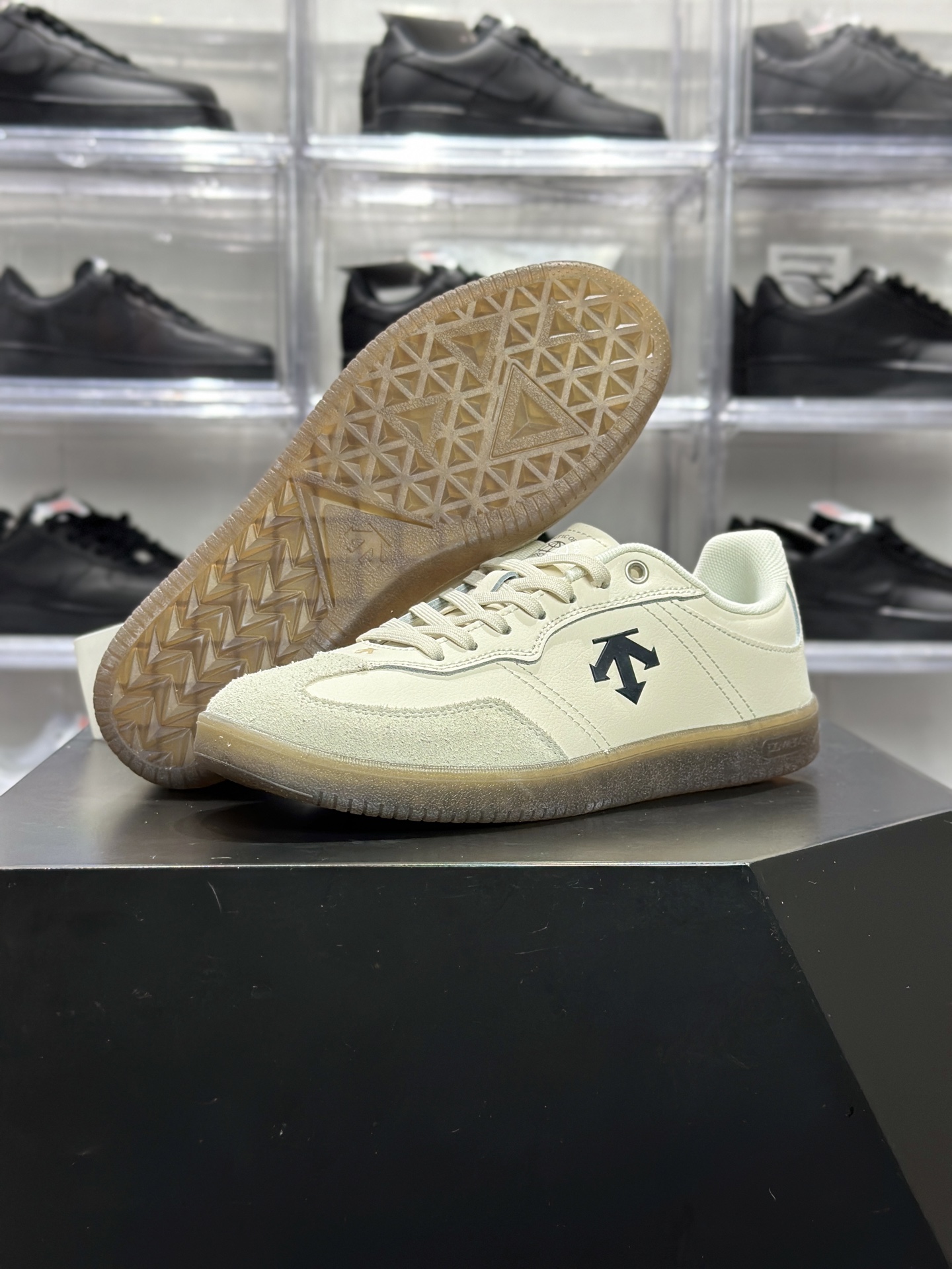 180 Undercover Edge Court Classy 迪桑特 黑标米白极简板鞋 SQ323LSN75