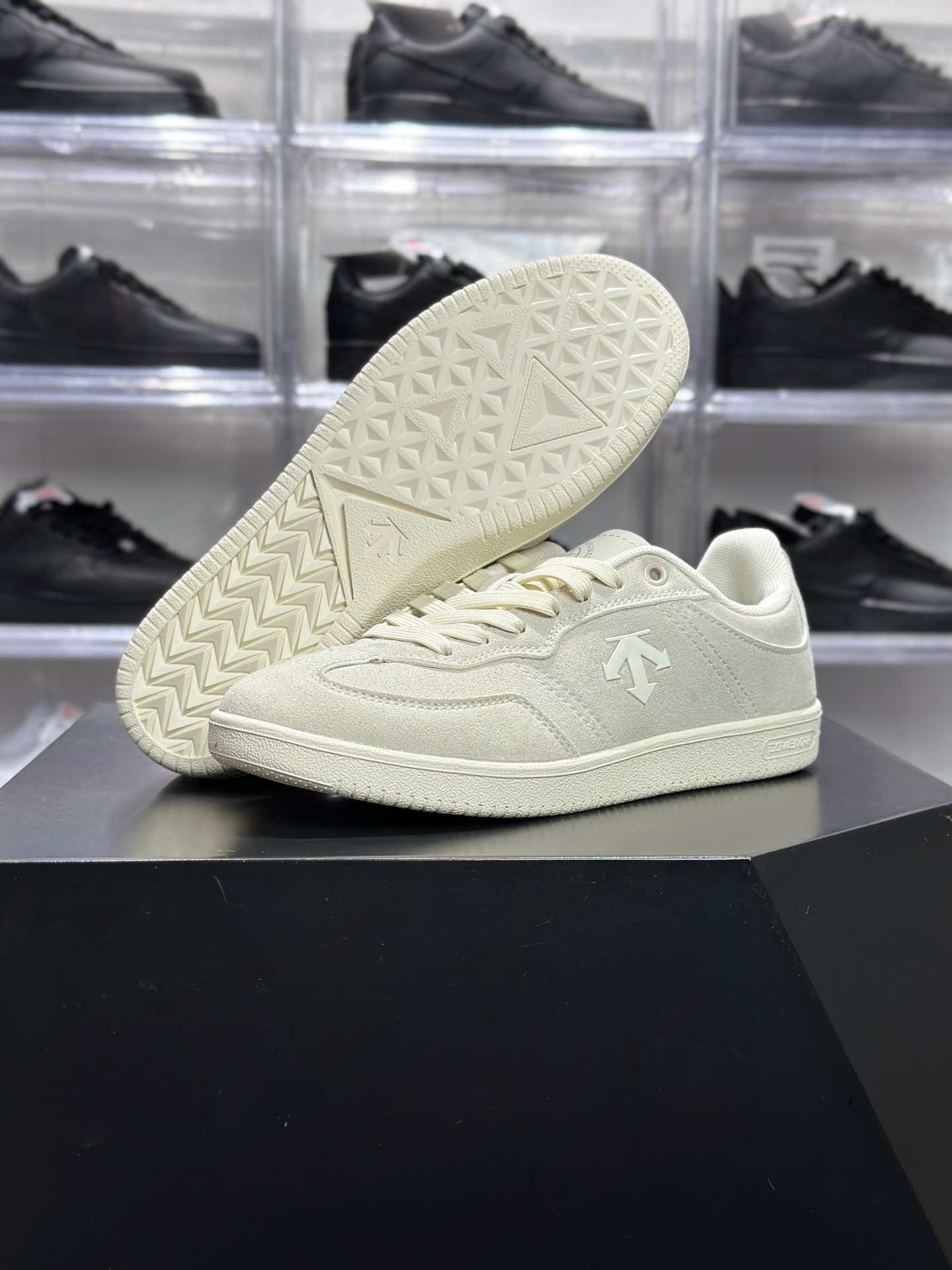 180 Undercover Edge Court 迪桑特 全米白箭头休闲板鞋 MN2358 全米白