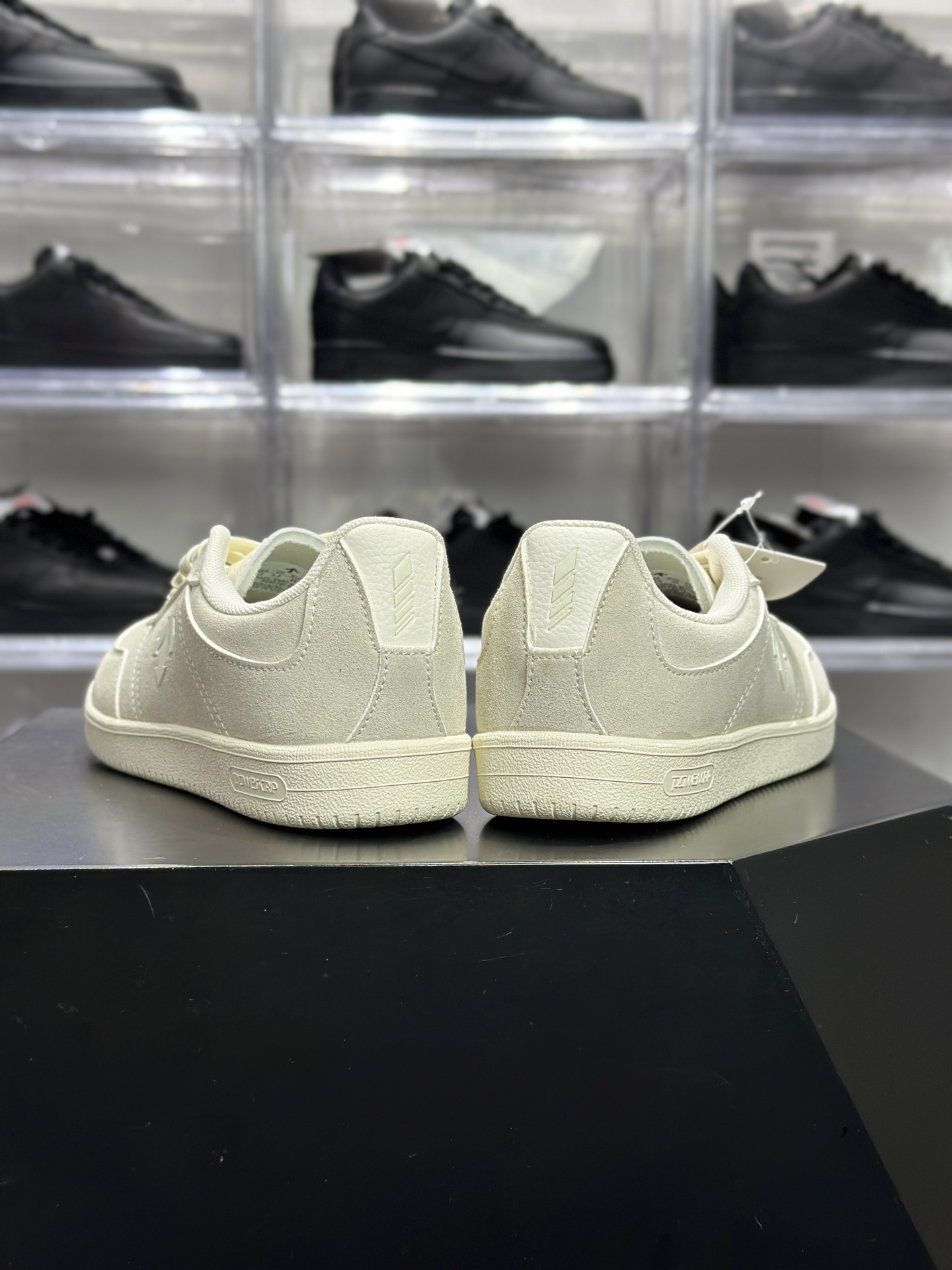 180 Undercover Edge Court 迪桑特 全米白箭头休闲板鞋 MN2358 全米白