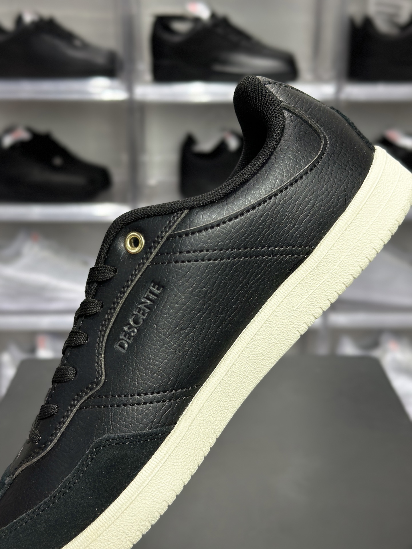 180 Undercover Edge Court 迪桑特 全黑箭头休闲板鞋 SP323LSN75