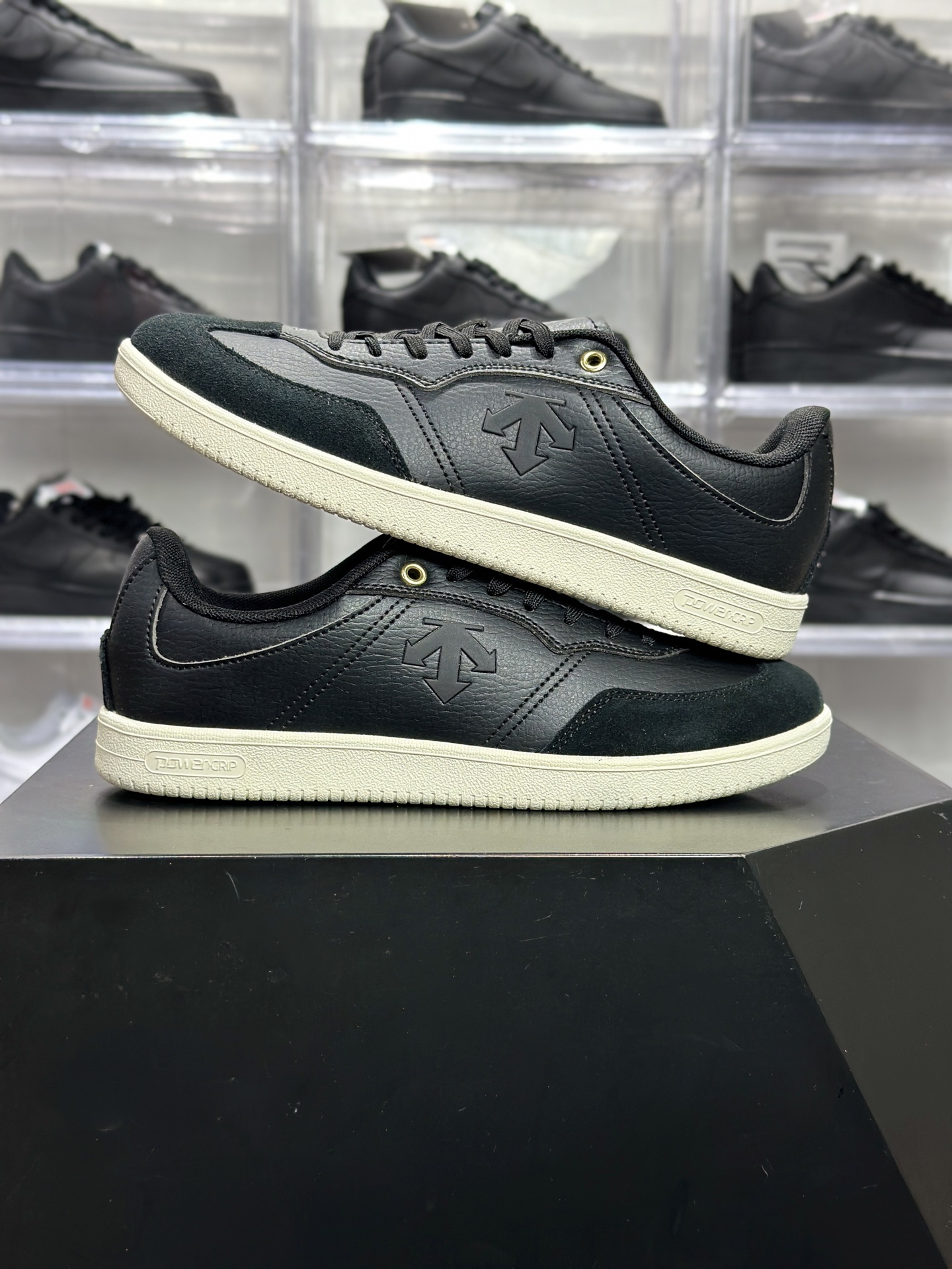 180 Undercover Edge Court 迪桑特 全黑箭头休闲板鞋 SP323LSN75