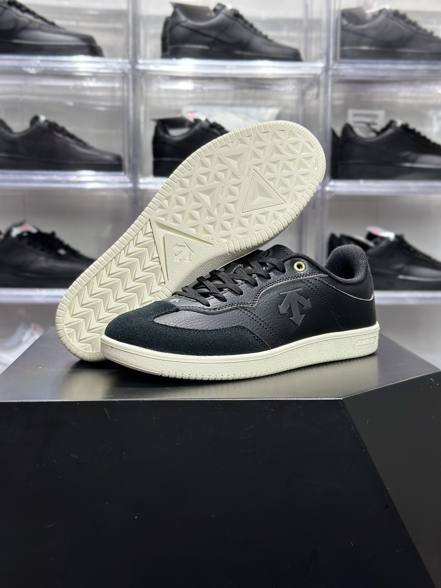 180 Undercover Edge Court 迪桑特 全黑箭头休闲板鞋 SP323LSN75