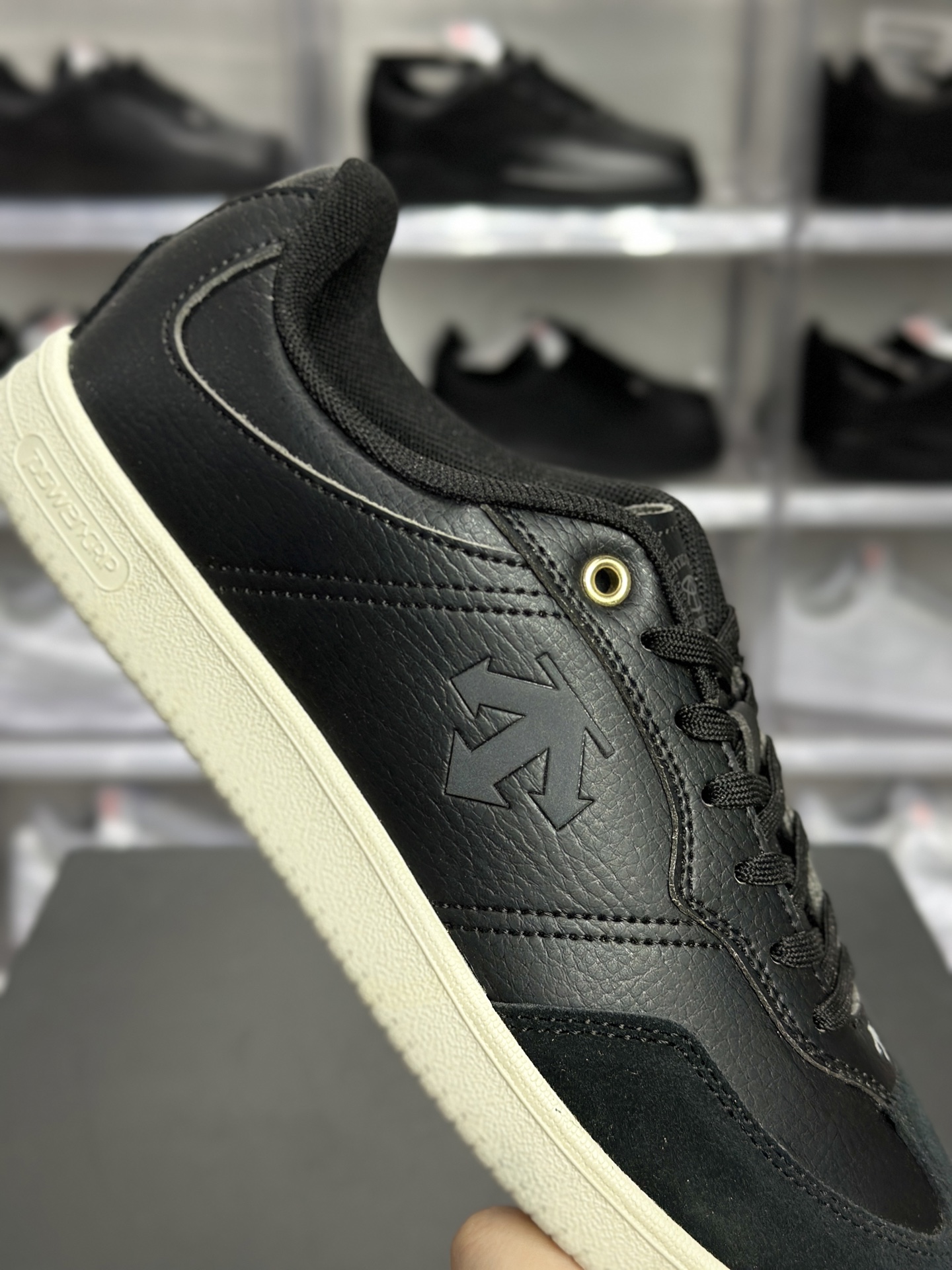 180 Undercover Edge Court 迪桑特 全黑箭头休闲板鞋 SP323LSN75