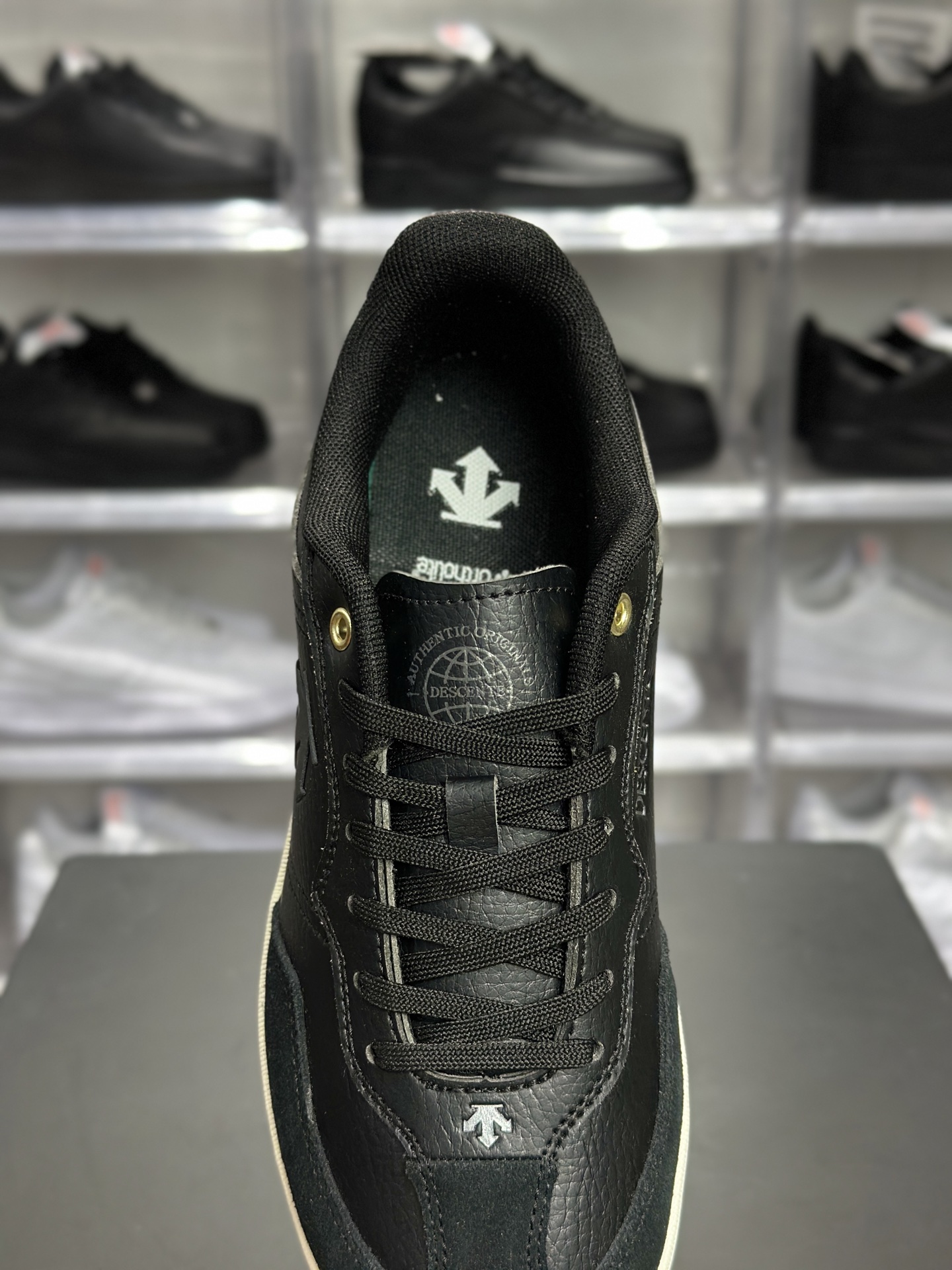 180 Undercover Edge Court 迪桑特 全黑箭头休闲板鞋 SP323LSN75