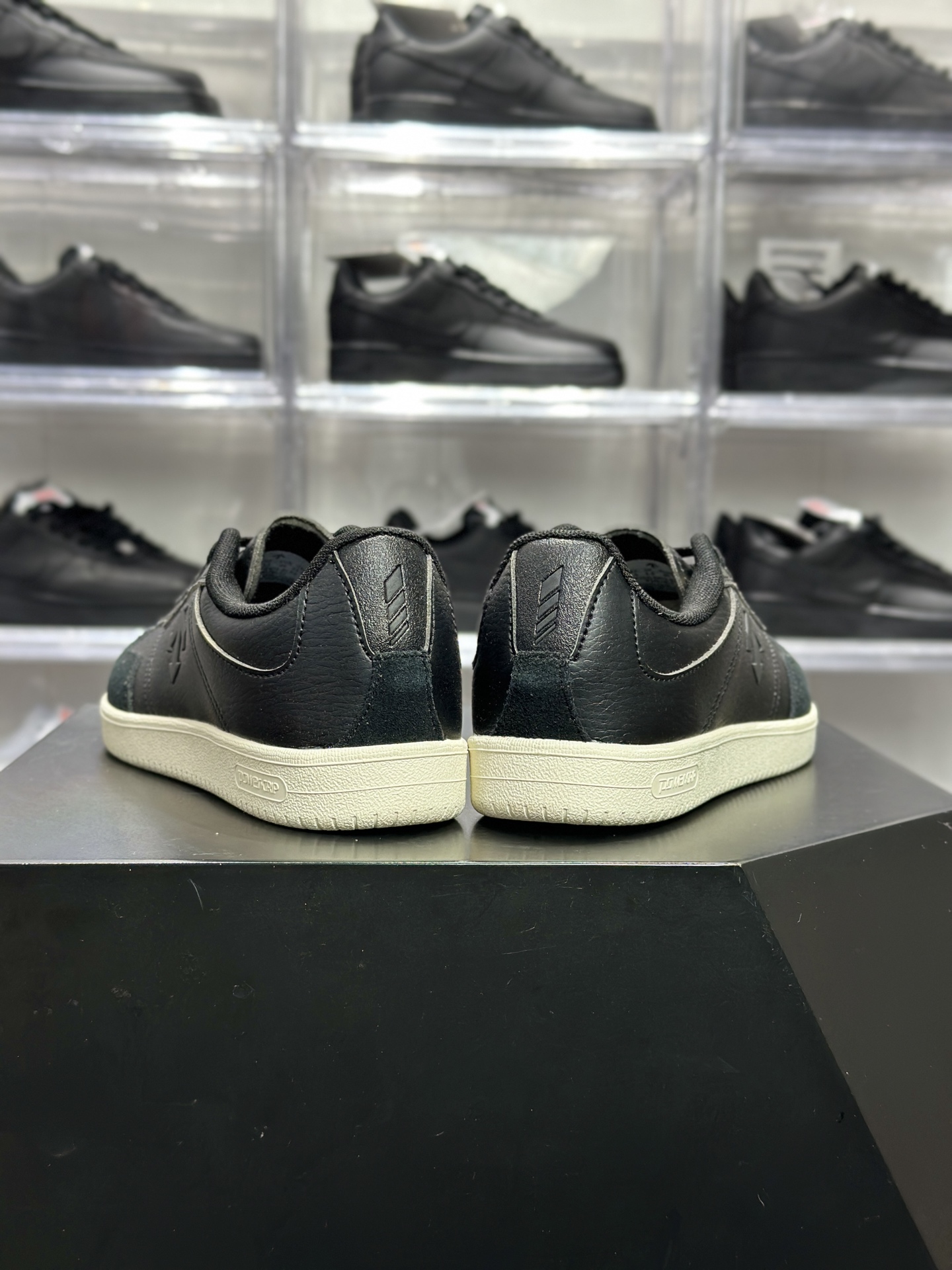 180 Undercover Edge Court 迪桑特 全黑箭头休闲板鞋 SP323LSN75