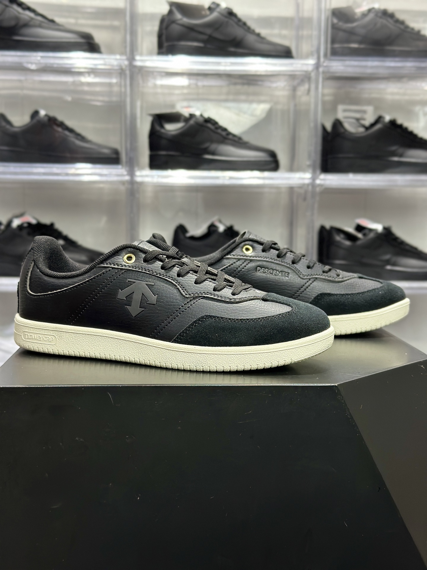 180 Undercover Edge Court 迪桑特 全黑箭头休闲板鞋 SP323LSN75