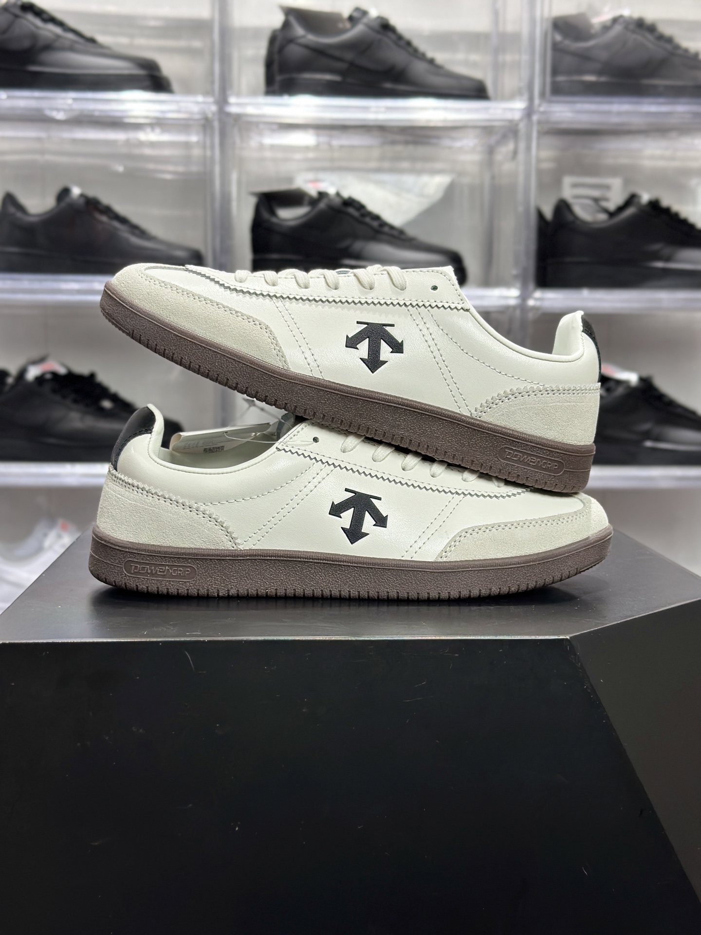 180 Undercover Edge Court Classy 米白黑标板鞋 迪桑特箭头板鞋 SQ323LSN75