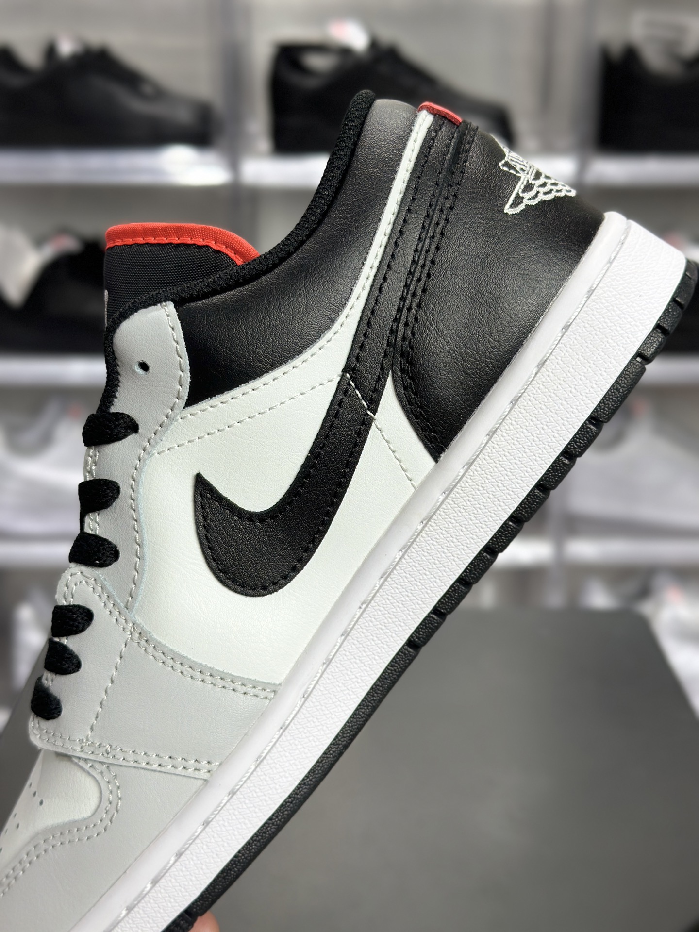 AJ1 低帮灰黑白红款 Air Jordan 1 Low 灰黑白红低帮板鞋 553558-045-莆田鞋,莆田鞋货源,高仿鞋,高仿鞋货源,安福档口,莆田高仿鞋,莆田鞋批发,高仿鞋批发,莆田高仿运动鞋,高仿运动鞋,莆田运动鞋 AJ1 低帮灰黑白红款 Air Jordan 1 Low 灰黑白红低帮板鞋 553558-045