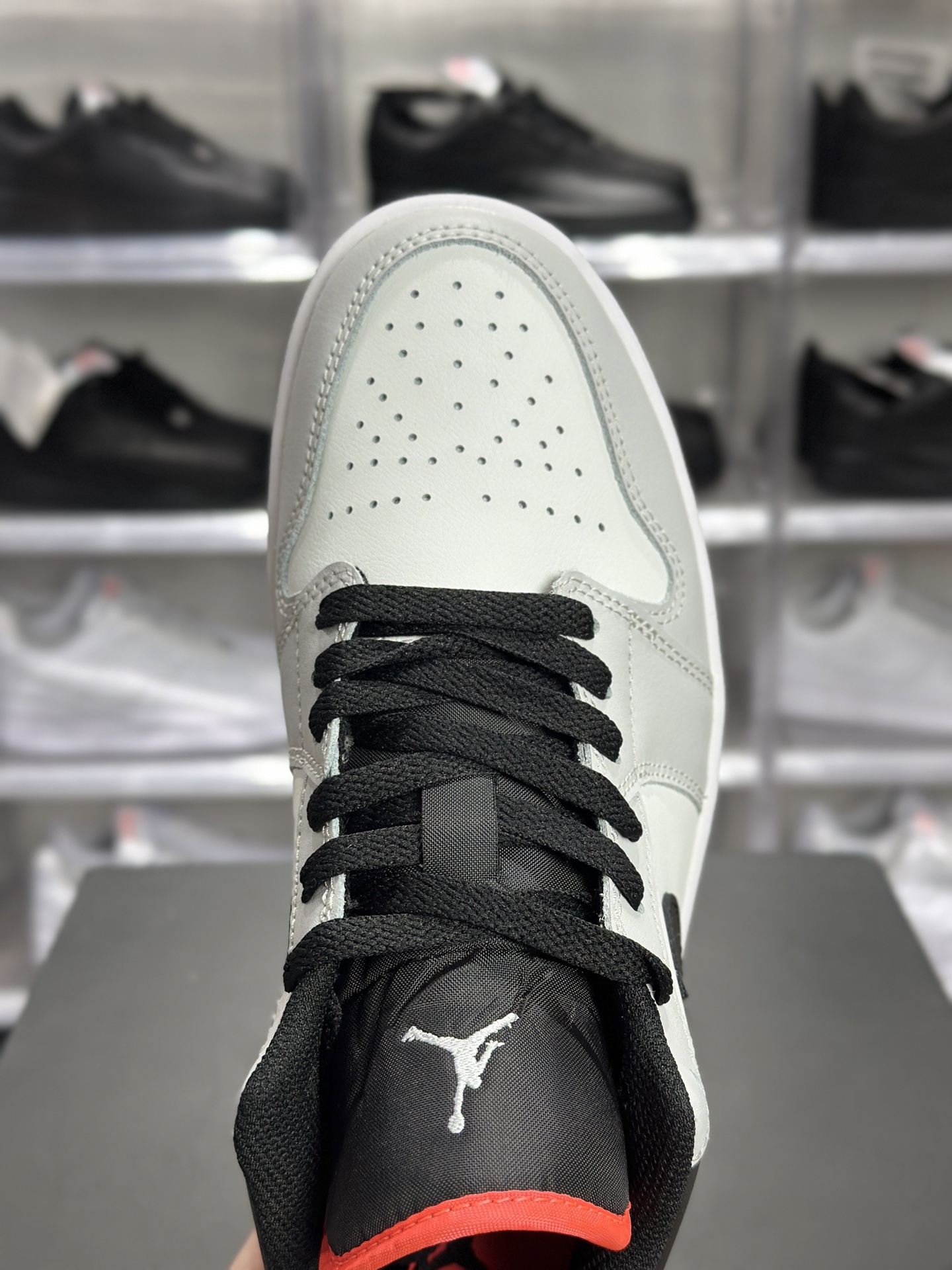 AJ1 低帮灰黑白红款 Air Jordan 1 Low 灰黑白红低帮板鞋 553558-045-莆田鞋,莆田鞋货源,高仿鞋,高仿鞋货源,安福档口,莆田高仿鞋,莆田鞋批发,高仿鞋批发,莆田高仿运动鞋,高仿运动鞋,莆田运动鞋 AJ1 低帮灰黑白红款 Air Jordan 1 Low 灰黑白红低帮板鞋 553558-045