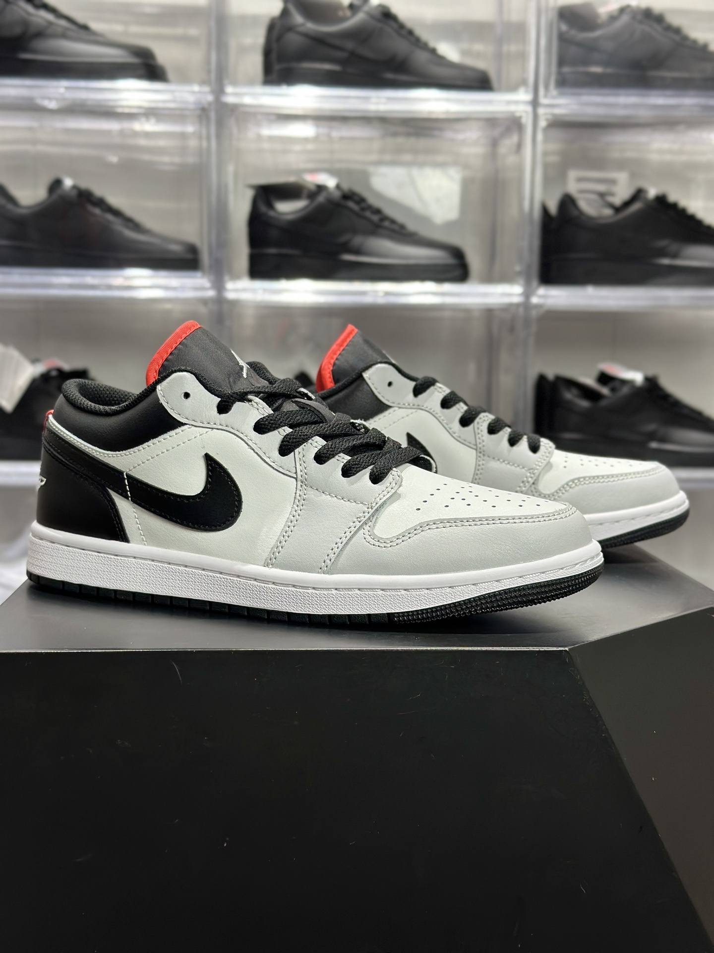 AJ1 低帮灰黑白红款 Air Jordan 1 Low 灰黑白红低帮板鞋 553558-045-莆田鞋,莆田鞋货源,高仿鞋,高仿鞋货源,安福档口,莆田高仿鞋,莆田鞋批发,高仿鞋批发,莆田高仿运动鞋,高仿运动鞋,莆田运动鞋 AJ1 低帮灰黑白红款 Air Jordan 1 Low 灰黑白红低帮板鞋 553558-045