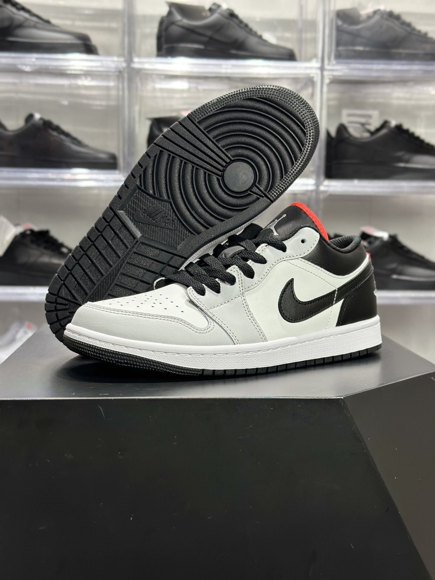 AJ1 低帮灰黑白红款 Air Jordan 1 Low 灰黑白红低帮板鞋 553558-045-莆田鞋,莆田鞋货源,高仿鞋,高仿鞋货源,安福档口,莆田高仿鞋,莆田鞋批发,高仿鞋批发,莆田高仿运动鞋,高仿运动鞋,莆田运动鞋 AJ1 低帮灰黑白红款 Air Jordan 1 Low 灰黑白红低帮板鞋 553558-045