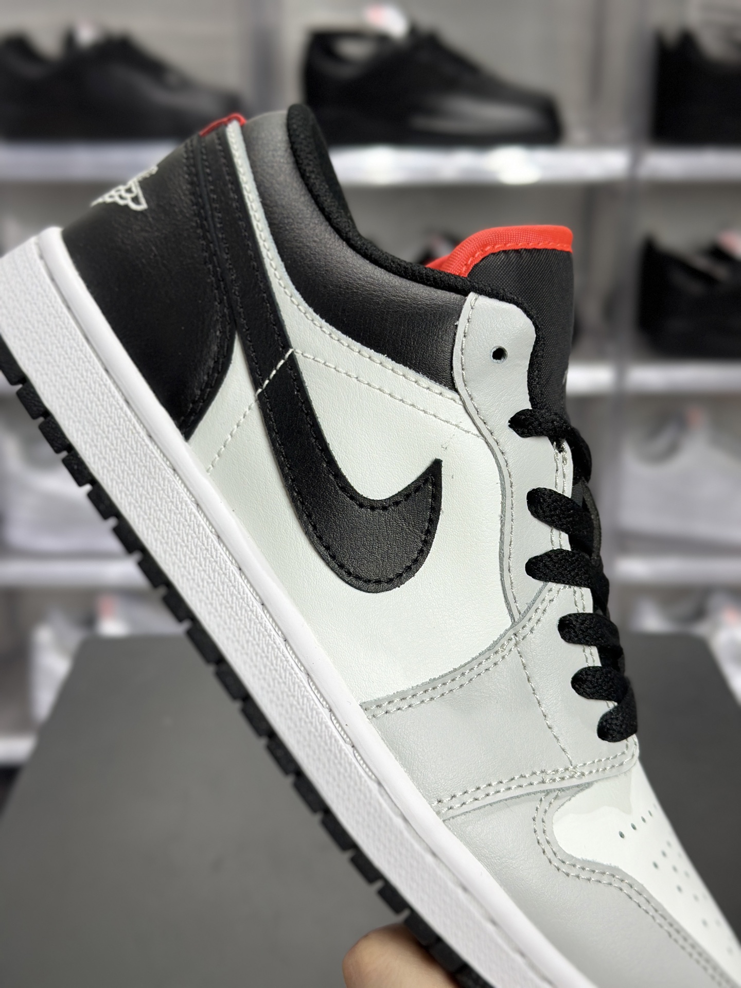 AJ1 低帮灰黑白红款 Air Jordan 1 Low 灰黑白红低帮板鞋 553558-045-莆田鞋,莆田鞋货源,高仿鞋,高仿鞋货源,安福档口,莆田高仿鞋,莆田鞋批发,高仿鞋批发,莆田高仿运动鞋,高仿运动鞋,莆田运动鞋 AJ1 低帮灰黑白红款 Air Jordan 1 Low 灰黑白红低帮板鞋 553558-045