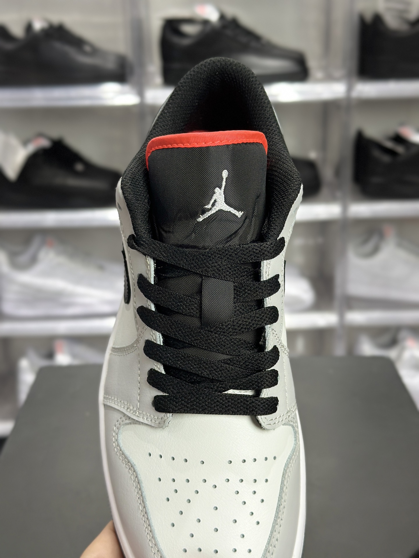 AJ1 低帮灰黑白红款 Air Jordan 1 Low 灰黑白红低帮板鞋 553558-045-莆田鞋,莆田鞋货源,高仿鞋,高仿鞋货源,安福档口,莆田高仿鞋,莆田鞋批发,高仿鞋批发,莆田高仿运动鞋,高仿运动鞋,莆田运动鞋 AJ1 低帮灰黑白红款 Air Jordan 1 Low 灰黑白红低帮板鞋 553558-045