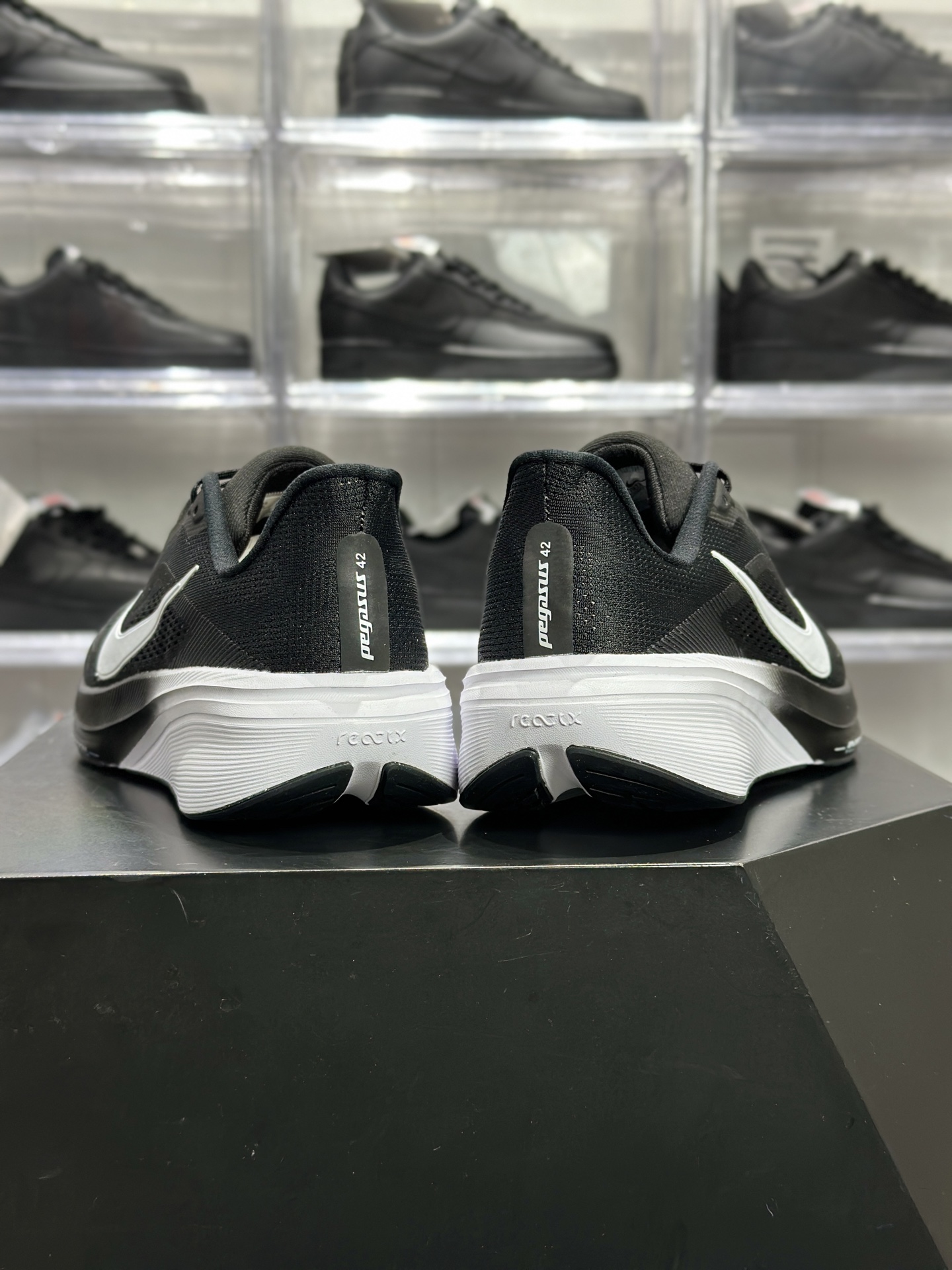 Nike Air Zoom Pegasus 42 飞马 42(黑白款) IB1881-001-莆田鞋,莆田鞋货源,高仿鞋,高仿鞋货源,安福档口,莆田高仿鞋,莆田鞋批发,高仿鞋批发,莆田高仿运动鞋,高仿运动鞋,莆田运动鞋 Nike Air Zoom Pegasus 42 飞马 42(黑白款) IB1881-001