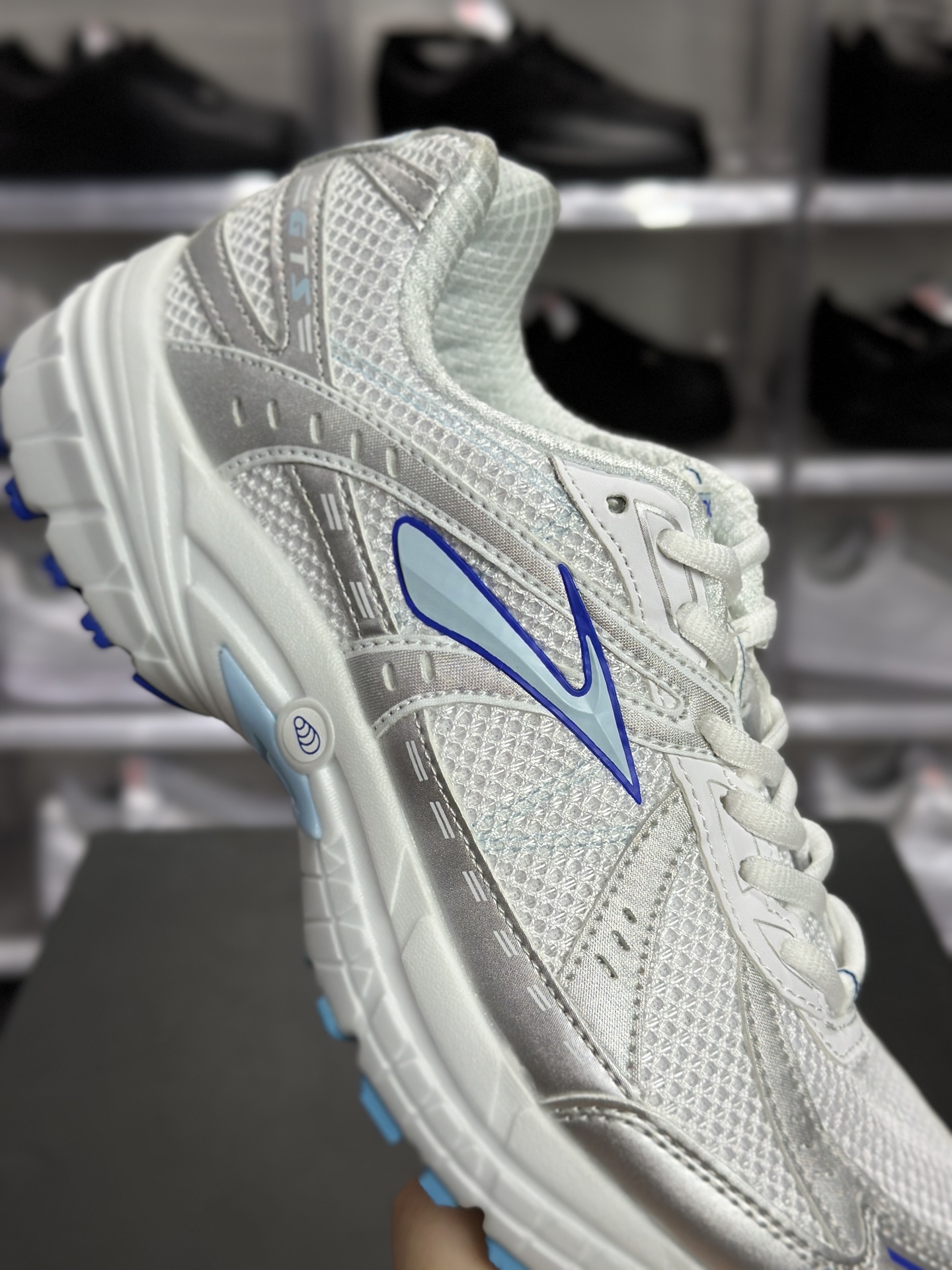 180 Brooks Adrenaline GTS 10 复古跑鞋 布鲁克斯 GTS10 白银蓝复古跑鞋 Y2K 千禧老爹鞋 100058 1D 148-Chinese UA Cheap High Quatity Brand Clothes Bags handbags Sneakers wholesale wholesaler seller from China Factory suppliers Fashion Clothing Shoes best Quality Beautiful Price 180 Brooks Adrenaline GTS 10 复古跑鞋 布鲁克斯 GTS10 白银蓝复古跑鞋 Y2K 千禧老爹鞋 100058 1D 148