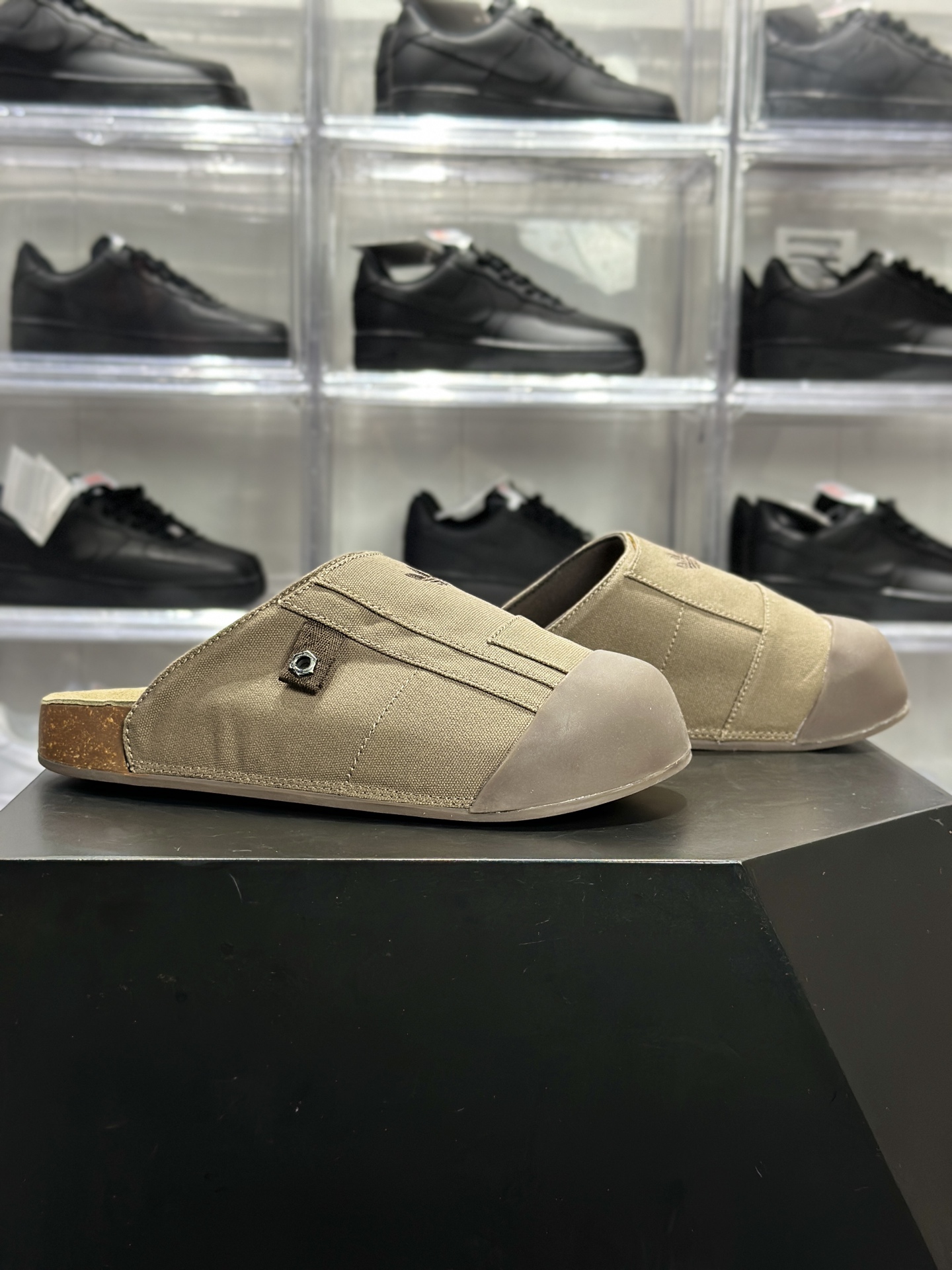 180 adidas Originals Adimule 穆勒拖鞋 阿迪达斯 Adimule 三叶草包头拖 穆勒懒人拖 棕色帆布款 JP9189-Chinese UA Cheap High Quatity Brand Clothes Bags handbags Sneakers wholesale wholesaler seller from China Factory suppliers Fashion Clothing Shoes best Quality Beautiful Price 180 adidas Originals Adimule 穆勒拖鞋 阿迪达斯 Adimule 三叶草包头拖 穆勒懒人拖 棕色帆布款 JP9189