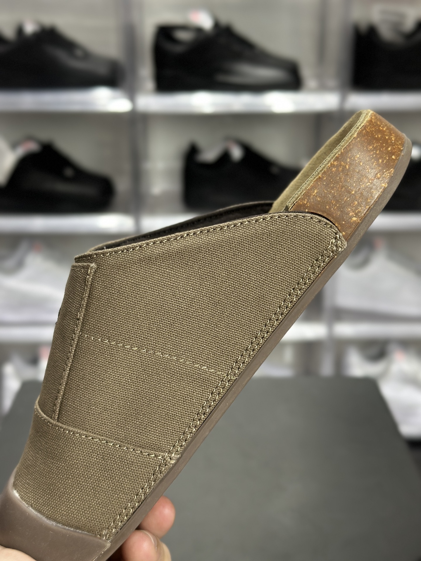 180 adidas Originals Adimule 穆勒拖鞋 阿迪达斯 Adimule 三叶草包头拖 穆勒懒人拖 棕色帆布款 JP9189-Chinese UA Cheap High Quatity Brand Clothes Bags handbags Sneakers wholesale wholesaler seller from China Factory suppliers Fashion Clothing Shoes best Quality Beautiful Price 180 adidas Originals Adimule 穆勒拖鞋 阿迪达斯 Adimule 三叶草包头拖 穆勒懒人拖 棕色帆布款 JP9189