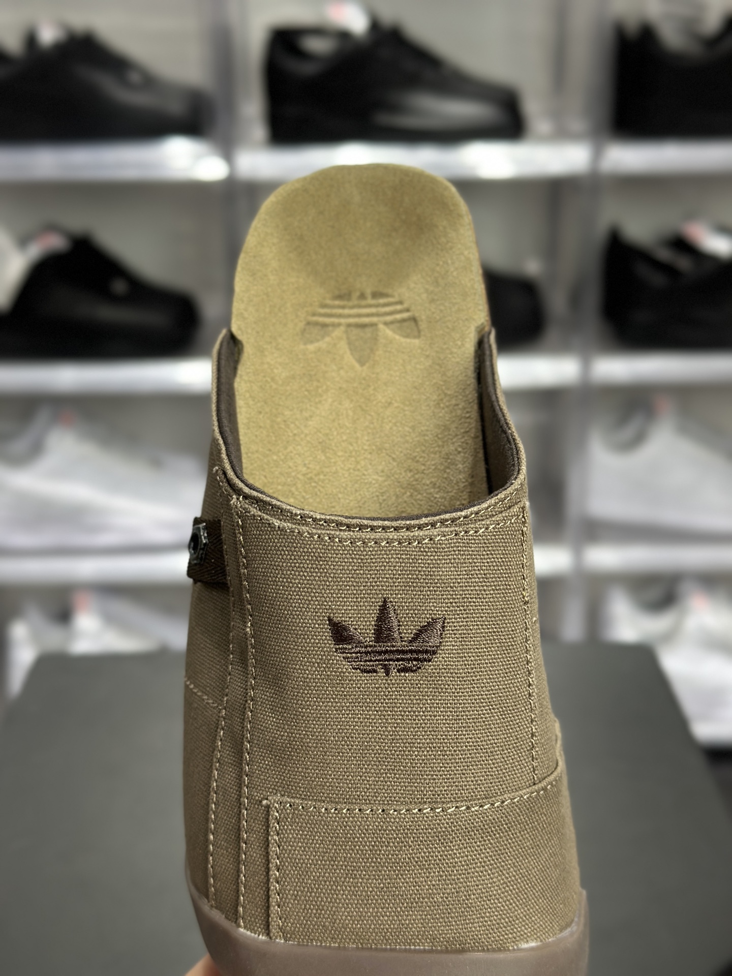 180 adidas Originals Adimule 穆勒拖鞋 阿迪达斯 Adimule 三叶草包头拖 穆勒懒人拖 棕色帆布款 JP9189-Chinese UA Cheap High Quatity Brand Clothes Bags handbags Sneakers wholesale wholesaler seller from China Factory suppliers Fashion Clothing Shoes best Quality Beautiful Price 180 adidas Originals Adimule 穆勒拖鞋 阿迪达斯 Adimule 三叶草包头拖 穆勒懒人拖 棕色帆布款 JP9189