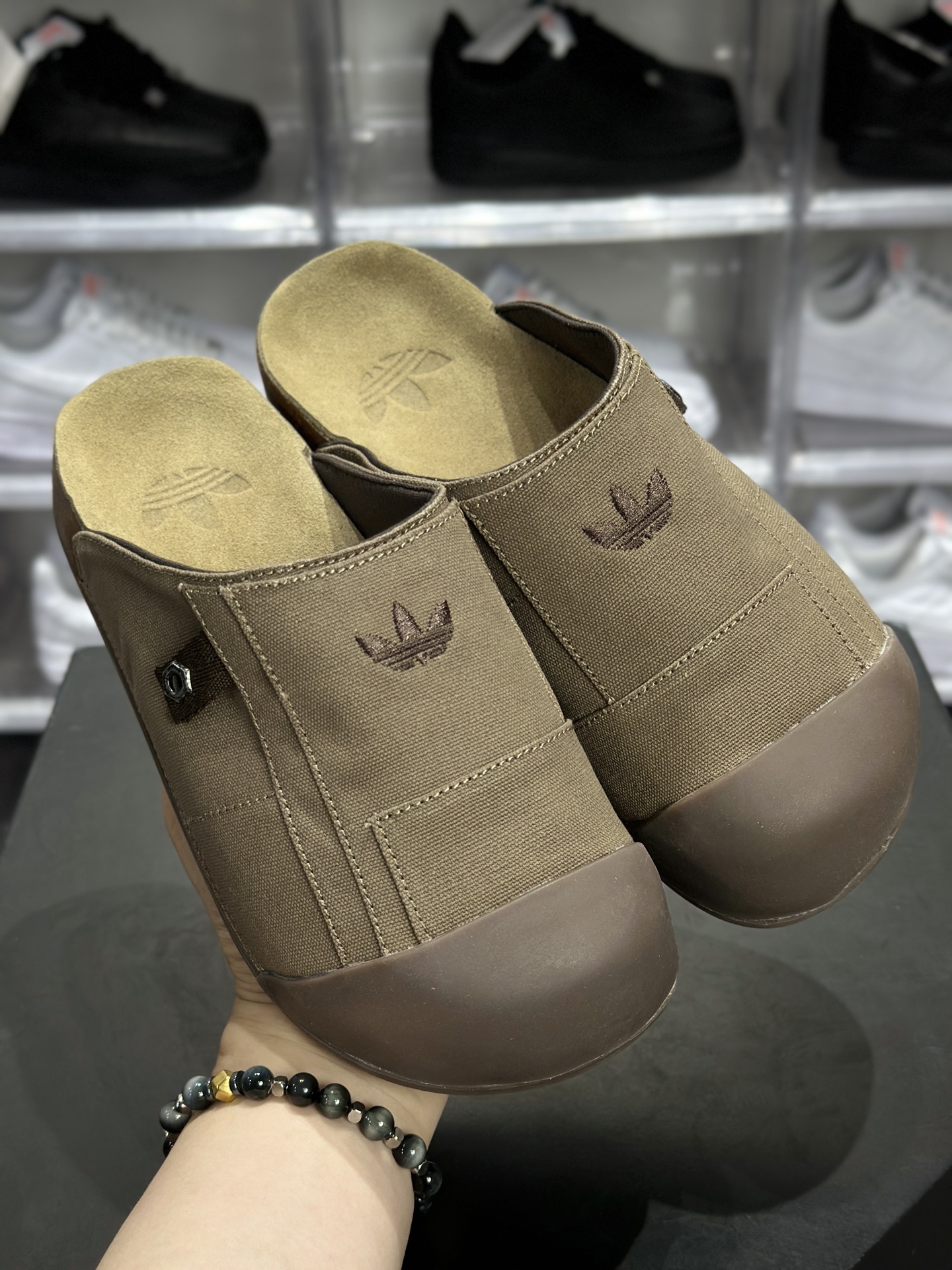 180 adidas Originals Adimule 穆勒拖鞋 阿迪达斯 Adimule 三叶草包头拖 穆勒懒人拖 棕色帆布款 JP9189-Chinese UA Cheap High Quatity Brand Clothes Bags handbags Sneakers wholesale wholesaler seller from China Factory suppliers Fashion Clothing Shoes best Quality Beautiful Price 180 adidas Originals Adimule 穆勒拖鞋 阿迪达斯 Adimule 三叶草包头拖 穆勒懒人拖 棕色帆布款 JP9189