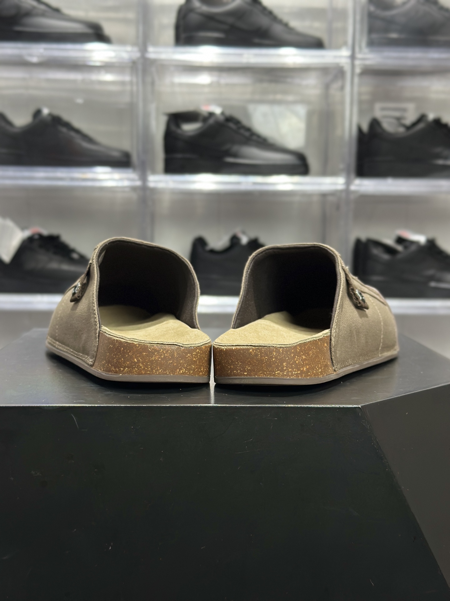 180 adidas Originals Adimule 穆勒拖鞋 阿迪达斯 Adimule 三叶草包头拖 穆勒懒人拖 棕色帆布款 JP9189-Chinese UA Cheap High Quatity Brand Clothes Bags handbags Sneakers wholesale wholesaler seller from China Factory suppliers Fashion Clothing Shoes best Quality Beautiful Price 180 adidas Originals Adimule 穆勒拖鞋 阿迪达斯 Adimule 三叶草包头拖 穆勒懒人拖 棕色帆布款 JP9189