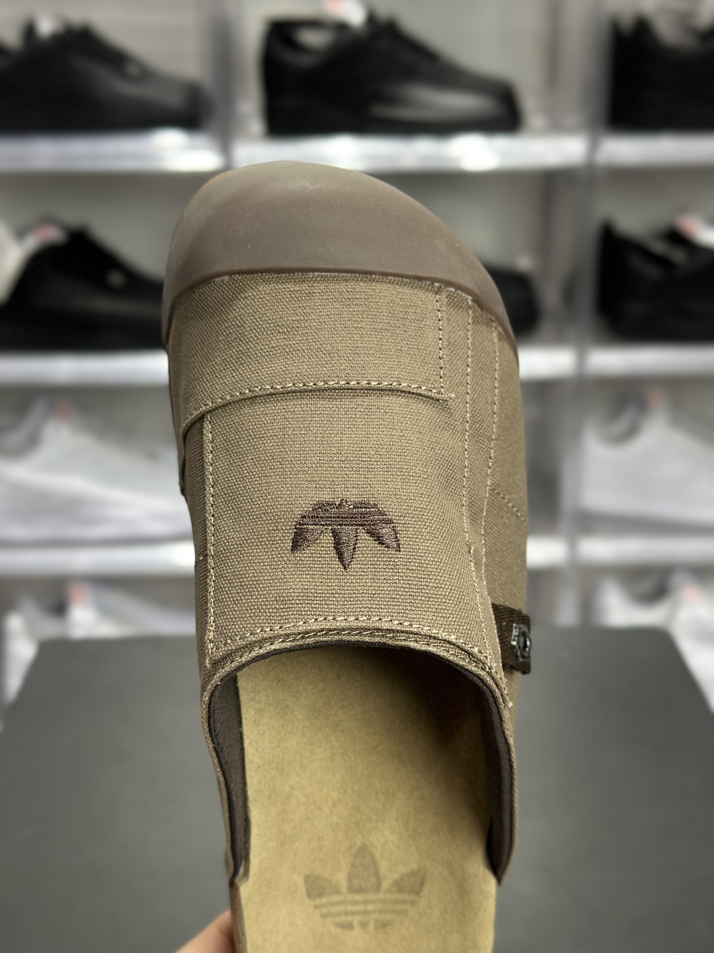180 adidas Originals Adimule 穆勒拖鞋 阿迪达斯 Adimule 三叶草包头拖 穆勒懒人拖 棕色帆布款 JP9189-Chinese UA Cheap High Quatity Brand Clothes Bags handbags Sneakers wholesale wholesaler seller from China Factory suppliers Fashion Clothing Shoes best Quality Beautiful Price 180 adidas Originals Adimule 穆勒拖鞋 阿迪达斯 Adimule 三叶草包头拖 穆勒懒人拖 棕色帆布款 JP9189