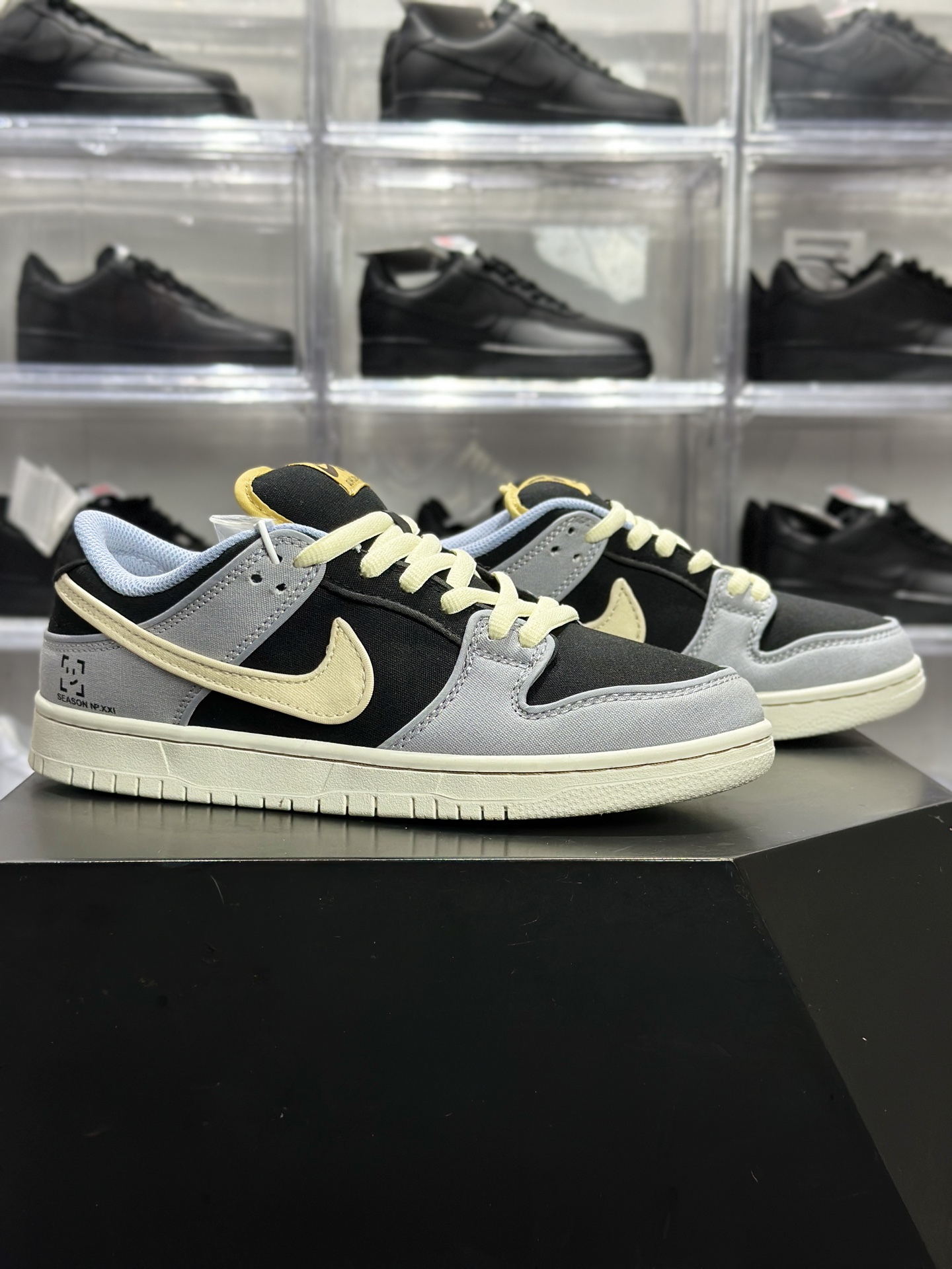 200 Nike Dunk SB Low 板鞋 Dunk SB Low 鬼脸联名款 黑灰米配色板鞋 FN5880-001
