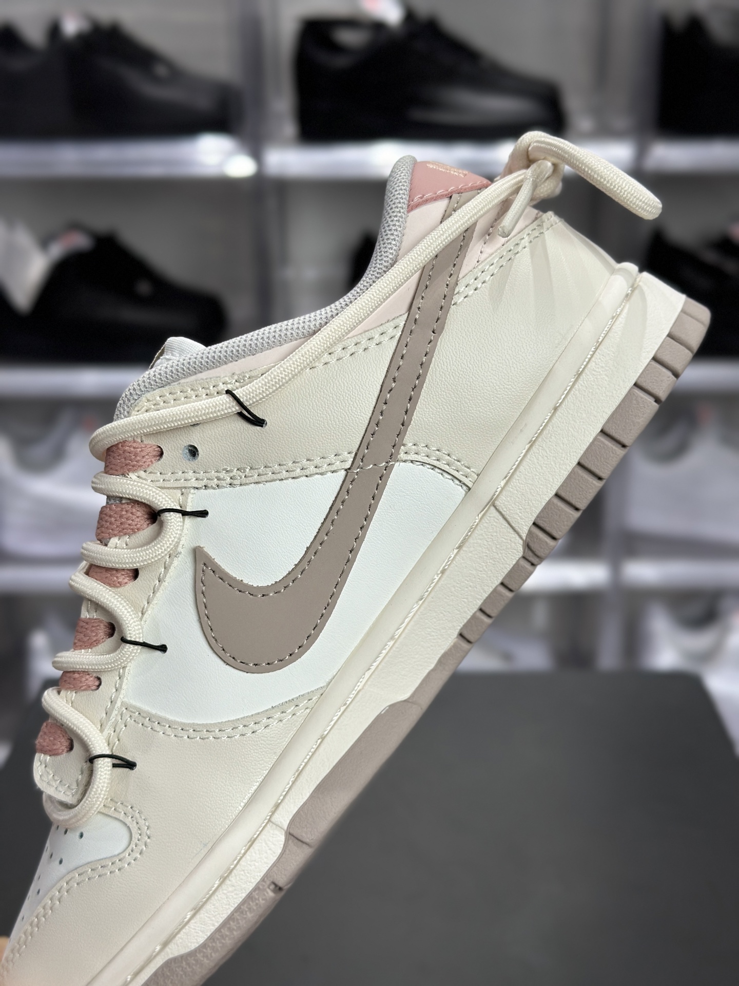 Nike Dunk Low Retro 米白 / 浅棕 / 粉配色(解构绑带定制款) 米雾告白 Dunk PG0510-057-莆田鞋,莆田鞋货源,高仿鞋,高仿鞋货源,安福档口,莆田高仿鞋,莆田鞋批发,高仿鞋批发,莆田高仿运动鞋,高仿运动鞋,莆田运动鞋 Nike Dunk Low Retro 米白 / 浅棕 / 粉配色(解构绑带定制款) 米雾告白 Dunk PG0510-057