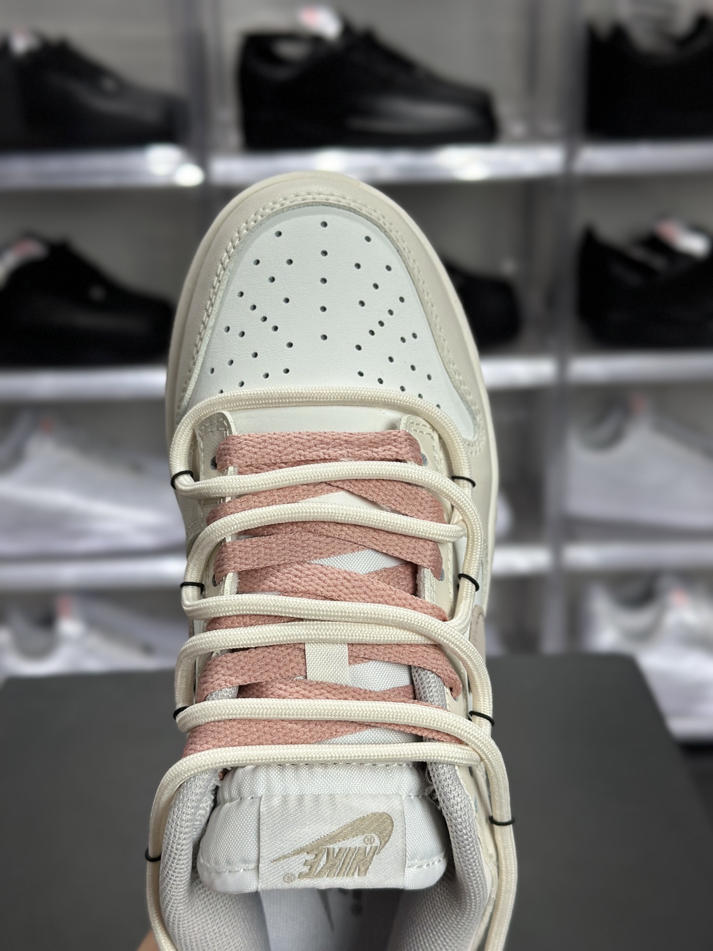 Nike Dunk Low Retro 米白 / 浅棕 / 粉配色(解构绑带定制款) 米雾告白 Dunk PG0510-057-莆田鞋,莆田鞋货源,高仿鞋,高仿鞋货源,安福档口,莆田高仿鞋,莆田鞋批发,高仿鞋批发,莆田高仿运动鞋,高仿运动鞋,莆田运动鞋 Nike Dunk Low Retro 米白 / 浅棕 / 粉配色(解构绑带定制款) 米雾告白 Dunk PG0510-057