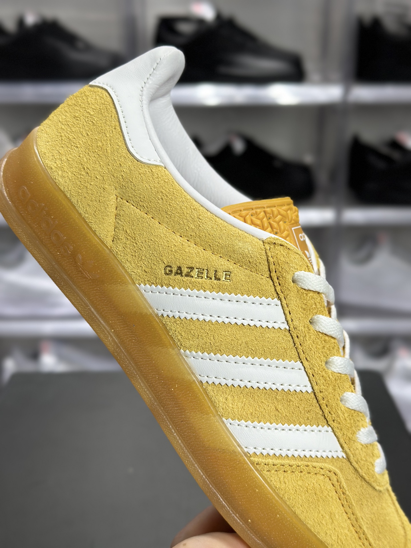 220 adidas Gazelle Indoor W 黄白配色的复古风板鞋 HQ8716
