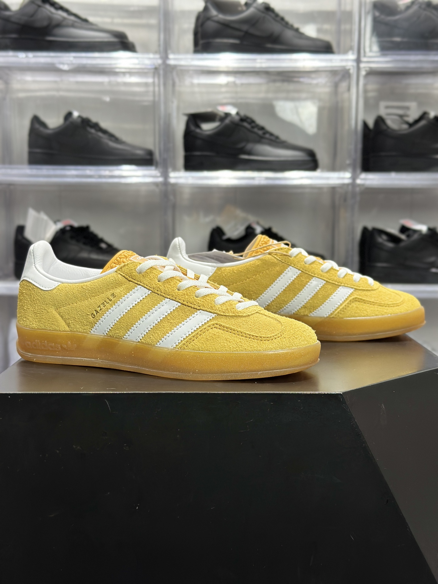 220 adidas Gazelle Indoor W 黄白配色的复古风板鞋 HQ8716